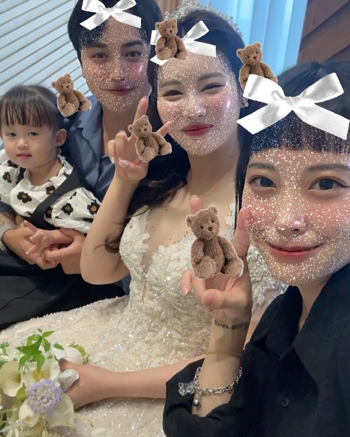 -
내가 사랑하는 울언니오빠야 결혼식 🤍

준기오빠랑 연애시절 오빠친구로 소개받은 창수오빠,
시간이 지나 부뉴99일날 연고없던 인천으로 이사와서
정말 많이 우울하고 외로웠던 그 나날들과 낯설음을
창수오빠가 매일같이 울집와서 나랑 준기오빠 놀아줬다.

인천에 아는사람 한명 있어서 참 다행이라며
오빠덕분에 우리 부부는 낯선도시에 자리를 잘 잡았고

어느날 정말 사랑하는 사람이 생겼다며
우리집으로 데려와 소개시켜주었던 지연이언니
그렇게 우린 그날부로 절친이되오땨♥️

술을 한잔도 못먹던 울 지연이언니는
나와 매일같이 만나 놀며 어느새 주당이 되어
산삼주 더 안따라준다고 속상해하는 언니가 되었지..

ㅋㅋㅅㅋㄱㅋㅅㅋㅋㅅㅋ 창수오빠가 예전에
자꾸만 친해져가는 우릴 보며, 불안해했는데
어느샌가 우린 남편들 없이도 만나 잘 놀았고
짱친이 되어버려찌모얀.. 👍🏻✨

그랬던 예쁜커플이 결혼한다며 이야기를 했을땐
너무 신기하고, 너무 놀랬는데..
언니가 좀 고생이겠지만 창수오빤 진짜 결혼잘했다.

이젠 예비부부가 아닌, 정식 부부로써
우리 이젠 부부모임으로써 더 신나게 달려보자

잘살고 햄볶만하쟈 🤍
#나여자싫어하는데유일한몇명중한명이다천지연