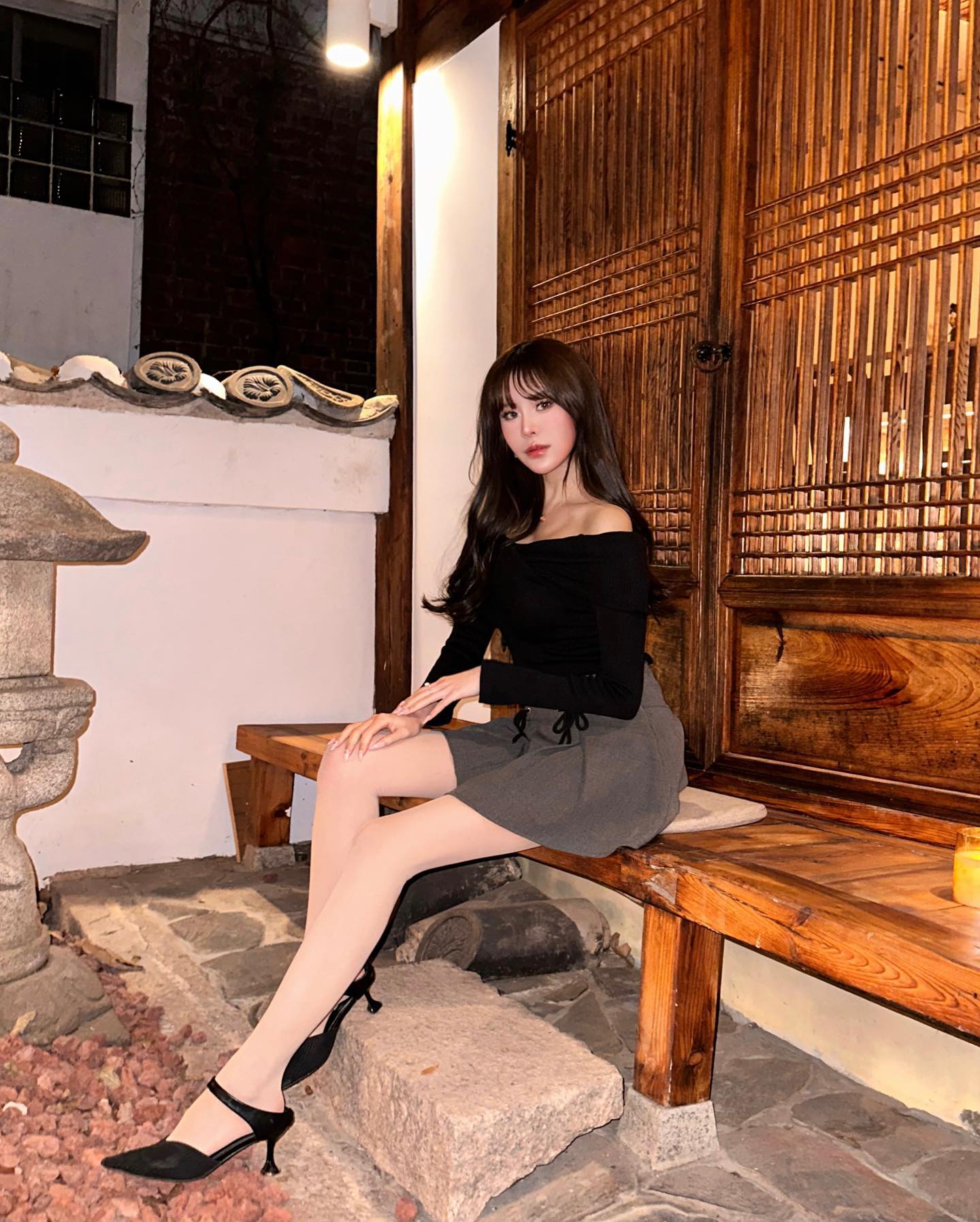 #협찬 waoak.seoul 

한옥에서 와인과 다양한 종류의 술을 즐길 수 있는 삼청동 와옥🔮

한옥 특유의 분위기에 술을 한 잔 곁들이면,, 이게 꿈 속인거죠?🙈

약과가 들어있는 한국식 안주 플래터도 독특했지만 외부 음식이 반입 가능한 곳이라 각자 취향에 맞게 즐길 수 있을 것 같아요,

보틀 와인을 주문하면 이용할 수 있는 프라이빗 룸도 있고, 두실갤러리도 함께 운영하고있어서 곳곳이 모두 포토존이더라구요

공간 하나하나 너무 예뻐서 다음엔 조금 더 밝은 시간대에 가보고싶어요ෆ
.
.
.
#삼청동바 #삼청동갤러리 #삼청동전시 #삼청동카페 #삼청동맛집 #삼청동데이트 #삼청동핫플 #삼청동테라스 #삼청동와인 #삼청동와인바 #삼청동위스키 #삼청동칵테일 #안국역맛집 #안국역와인 #북촌데이트 #북촌와인 #북촌와인바 #와옥 #무료전시 #전시 #갤러리 #삼청동 #와인바 #와인 #한옥 #한옥와인바 #한옥카페 #두실