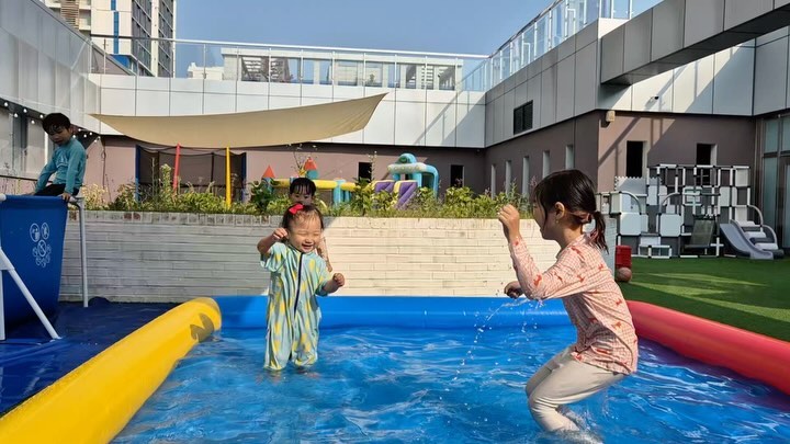오늘은 빨간날, 어제 새벽 1시30분까지 일해서
가게문 닫으려다가 아침에 예약받고 후다닥 집와서
애들 놀아주려고 짐 챙기고 출발 !!!!!!!

일에 집중하면 육아가 맘에 걸리고,
육아좀하려하면 현실이 일을해야하기에

각각 주어진 시간에 최선을 다하는 엄마가 되려고 노력하기로했다
꺄르륵 거리는 이쁜 신이나지로 리봄,

또가자 사랑해❤️ 육퇴 5분컷 ㅋㅋㅋㅋㅋ아싸 ⭐️
