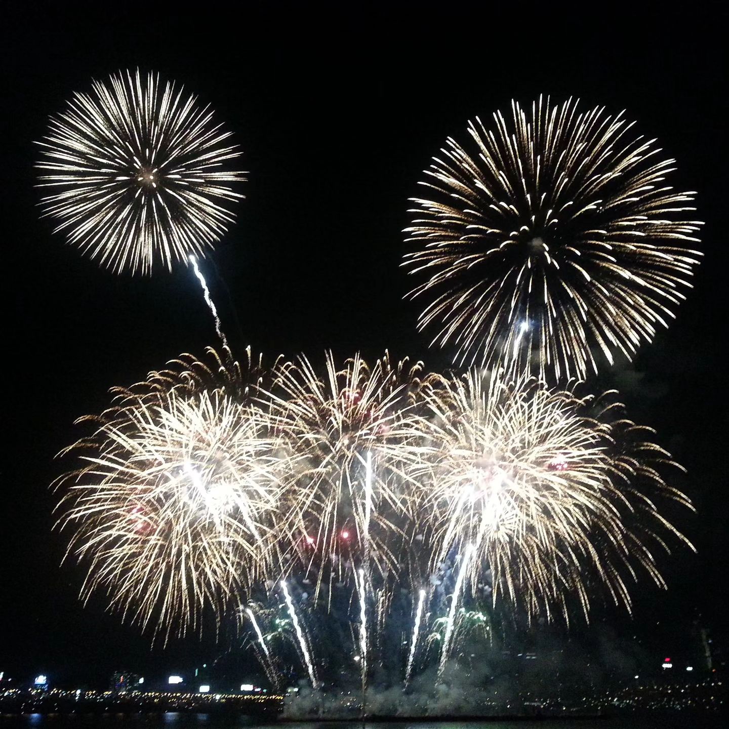 딱10년전에 다녀왔던 서울세계불꽃축제 현장! 볼때는 너무 행복하고 좋았었는데, 혼돈의 귀가길과ㅎㅎㅎ 쌀쌀했던 날씨탓에 다음날 감기몸살로 크게 고생한 이후로는 서울세계불꽃축제를 뉴스로만 즐겼는데, 서울세계불꽃축제 아프터파티라니! 이건 못참지❤️ 올해는 따뜻하고 ~ 긴 여운을 남길 수 있는 불꽃축제애프터파티로 가고싶다요~~🥹🥹 
#LIFEPLUSTRIBES #서울세계불꽃축제 #
골든티켓 #불꽃축제애프터파티