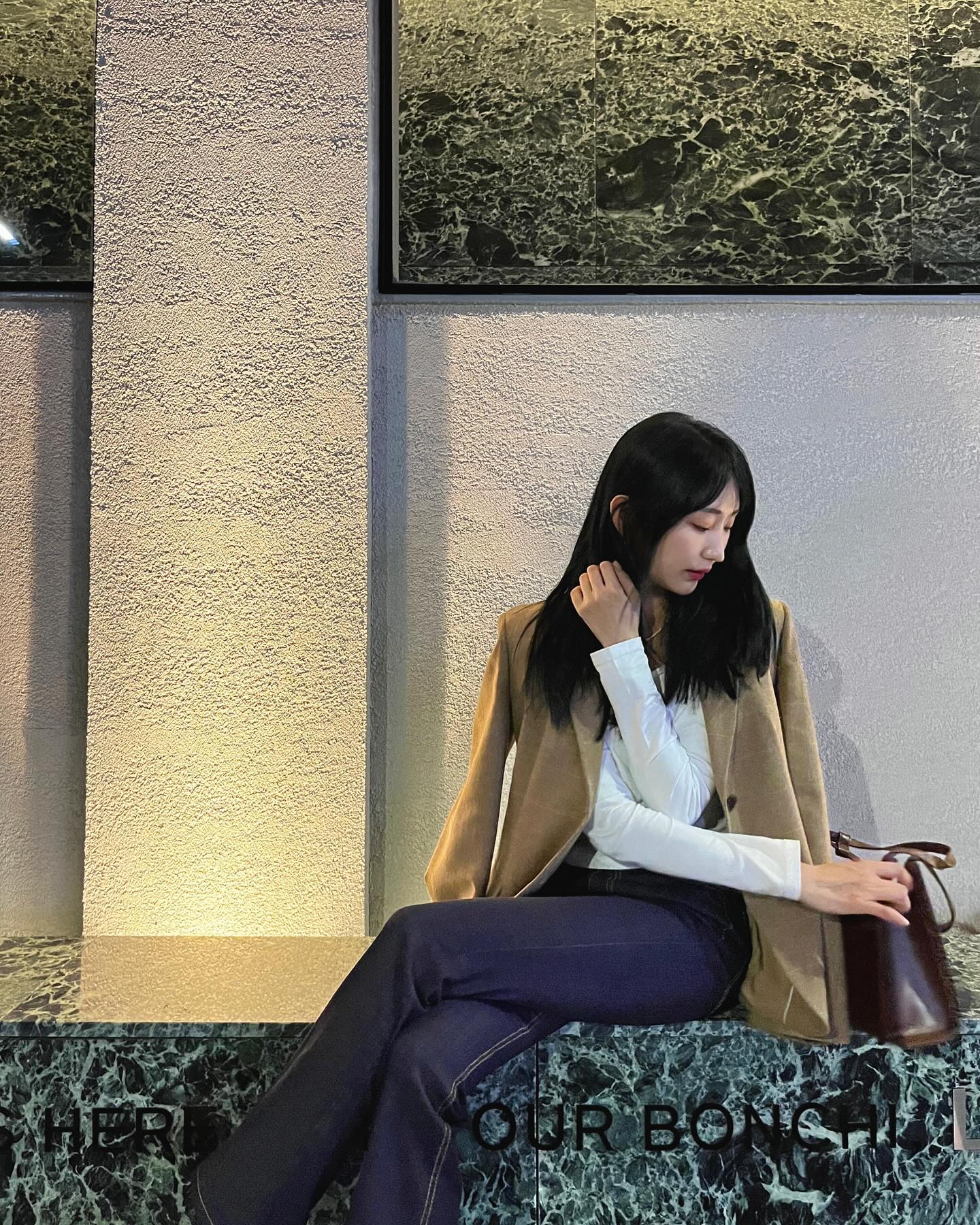 #라바르 #서귀포
ㅡ
서귀포 목욕탕개조 신상카페 𝗟𝗔𝗩𝗔𝗥𝗥
1971년부터 목욕탕으로 운영하던 건물을 
리모델링해서 유럽갬성 낭낭 카페로 재탄생✨

3층 짜리 건물에 야외 테라스, 루프탑까지 
서귀포 시내에 꽤 규모가 큰 카페라니😵🖤

오션팰리스 호텔 건물 배경으로 사진 많이 찍던데 
카페 곳곳 포토존이 많아서 완전 봅슈탈이었움 ! 

솔찍히 음료 기대 안하고 있었는데
레알 쫀맛탱이라 완전 반했자나🩵
시그니처 솔티넛라떼랑 레트로그린이었나••
낮에가도 🤍예쁨 뿜뿜🤍일듯한 카페 ! 왕강츄 ☻

📍 제주 서귀포시 중앙로 13
⏰ 09:00 - 22:00
ㅡ
#서귀포카페 #서귀포여행 #서귀포가볼만한곳 #서귀포핫플 #신상카페 #신상카페투어 #신상카페추천 #제주 #제주도 #제주카페 #제주도카페 #제주도카페추천 #제주도카페투어 #카페 #카페인테리어 #카페추천 #카페스타그램 #일상 #셀카 #얼스타그램 #얼스타 #셀스타그램 #셀피 #제주도민 #먹스타 #먹스타맞팔 #먹팔