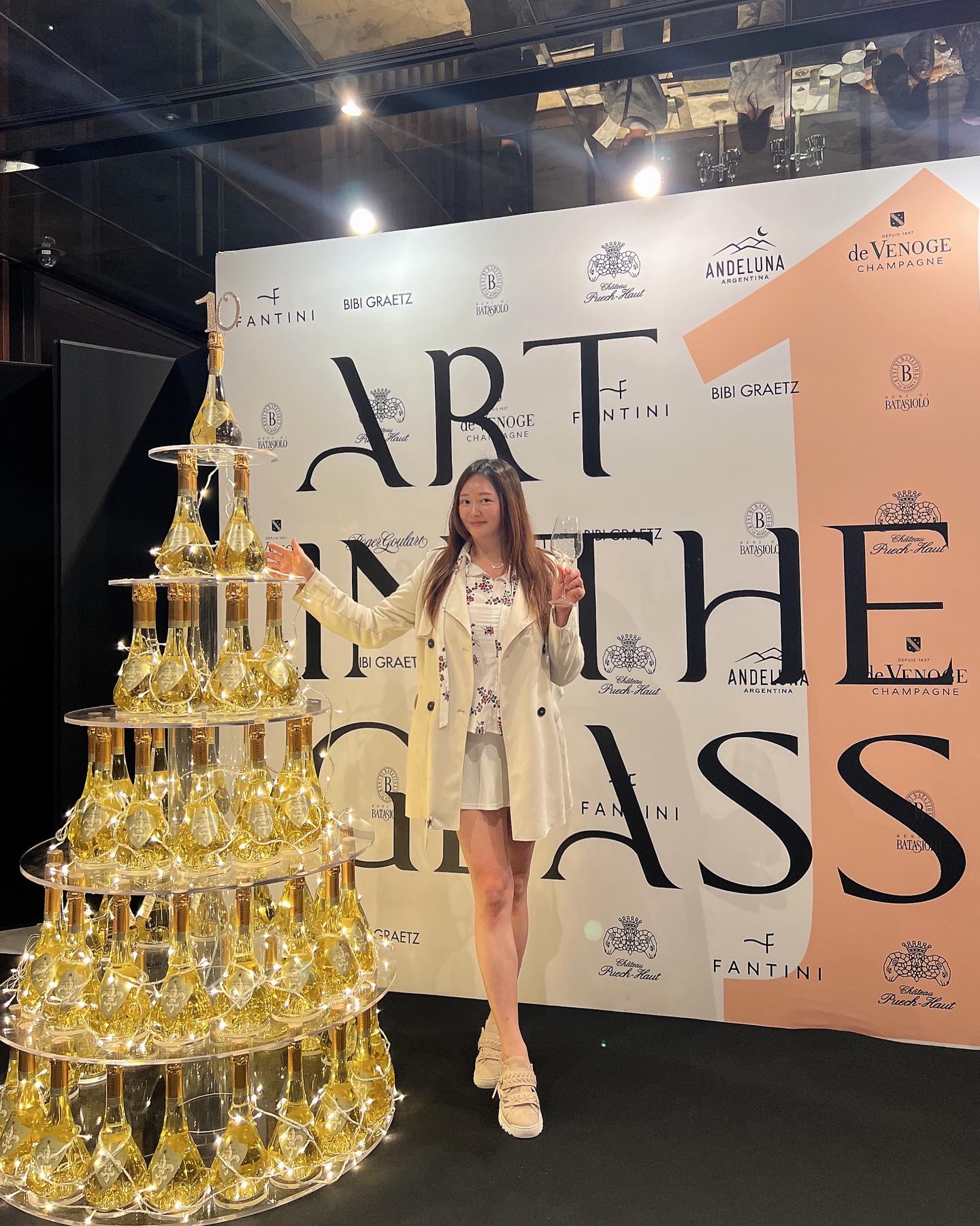 와인을 감상하고, 예술을 맛보다🥂

𝔸ℝ𝕋 𝕀ℕ 𝕋ℍ𝔼 𝔾𝕃𝔸𝕊𝕊 𝔾ℝ𝔸ℕ𝔻 𝕋𝔸𝕊𝕋𝕀ℕ𝔾
10th Anniversary🎉

JW 메리어트 서울에서 성대하게 열린 와이넬 10주년 그랜드 테이스팅에 다녀왔어요

결이 같은 예술과 와인의 콜라보!!
독창적인 예술작품과 함께 프랑스, 이탈리아, 미국, 스페인, 아르헨티나 등 다양한 국가의 174종의 다양한 와인을 한자리에서 만날 수 있다니♥️너무 행복한 시간이였어요

심지어 바타시올로와 비비그라츠 등 와인 생산자와 관계자들을 만날 수 있었던 진짜 황홀한 경험!!

다 맛있었지만 특히 이날 인상 깊었던 와인은,,,♥️

Champagne De Venoge Louis XV Brut (Luminous)1995
지난 시음회때 반했던 마실수록 더 빠지게 만드는 샴페인
살구와 복숭아 풍미와 함께 섬세하면서 깊은 숙성된 맛과 향이 황홀함 그잡채
이날 가장 핫했던 샴페인이에요!!

Champagne De Venoge Princes Brut 2nd Edition NV
광군님이 kwang9uns 만날때마다 브뤼가 젤 맛있어!! 극찬하시던 프린스 브뤼
흰 꽃 향이 가득하고 신선한 과일 아로마와 구운 사과 풍미,
우아하고 긴 피니시가 인상적이에요

Les Parcellaires de Saulx Chablis 2021
뫼르소 잘 만들기로 유명한 부르고뉴 와인하우스 레 파셀레르 드 쏘의 작품인 만큼 오크 터치가 가미되어서 너무 맛있었음
라운드한 질감에 미네랄리티가 충분히 느껴지고 완전 취저😍

Les Parcellaires de Saulx Meursault 2020
미네랄 베이스에 흰꽃 향과 과일향이 가득 느껴지면서
버터향도 나고 적당한 바디감에 우아하면서 풍성한 맛이 너무 매력적
화이트 와인중 젤 맛있엇던 내 인생 뫼르소✨

Bibi Graetz Testamatta Rosso 2022
시작과 끝이 완전 다른 와인이라고 열리면 환상적이라고 해서 최대한 늦게 마셔본 와인 ㅎ
제가 마셨을땐 열렸는지 잘익은 블랙베리향과 오크터치에서 오는 바닐라향도 느껴지면서 복합적인 맛이 높은 완성도를 보여준 와인이에요

Castell Del Remei Oda 2020
블랙커런트와 바닐라, 스파이시 등 다채로운 아로마와 함께 좋은 구조감을 가진 긴 여운이 남는 와인

좋은 자리에 초대해주셔서 너무나 감사드려요♥️
winell.co.kr 
art.in.the.glass_winell 

#아트인더글라스 #winell #와인시음회 #와이넬 #10주년행사 #그랜드테이스팅