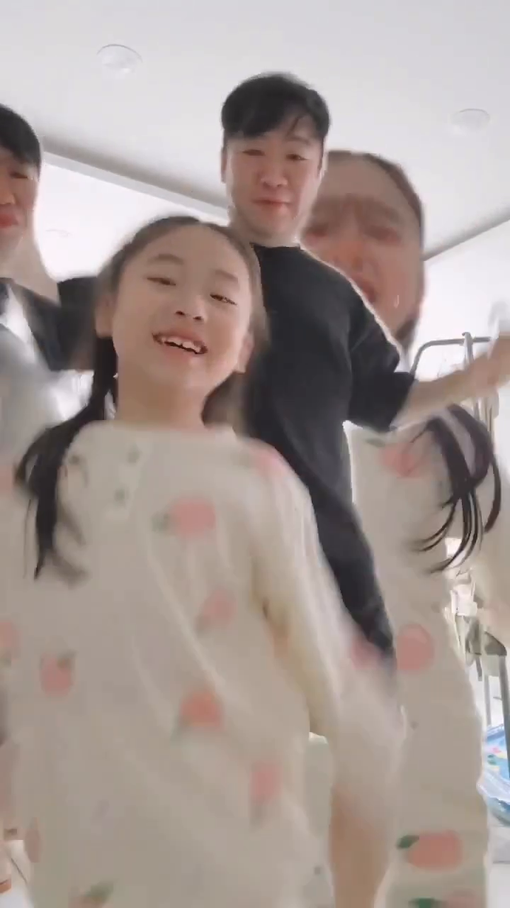 이모부 비키라는데 안비키고 꿋꿋하게 춤추는 폼 어떤디ㅋㅋㅋㅋㅋㅋㅋㅋㅋㅋㅋㅋㅋㅋㅋㅋㅋ