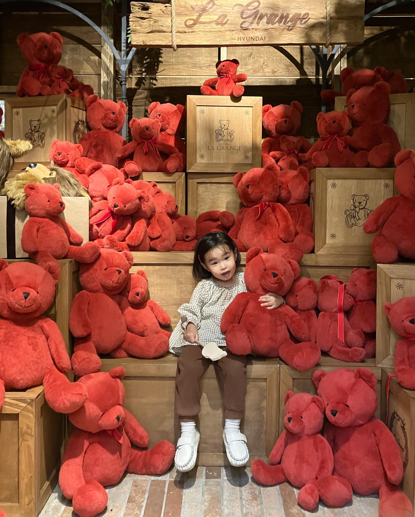 이모들 메리 크리스마스🎄

랜만의 피드가
연말 크리스마스 피드🫠

오늘은 계획도 없고
준비한것도 없고
신랑이 없는
좋은듯 아닌듯한 
크리스마스네요☺️...

조금은 빨리 다녀온
고생의 포토존사진 
이라도 없었으면 
어쨌을까 싶어요🥹

요 곰돌이포토존 사진찍으려고
한시간가량 
4살 텐션에 참을인을 새기며 
힘들게 줄서서 찍었는데
고생 알아주는것마냥
제 마음도 사르르 녹았구요?❤️

다른곳 크리스마스 포토존들 봤지만 
여기만큼 예쁜곳은 없어서
내년보다는 귀여울 지금의 추억이
너무 귀하네요🫠

체력이 바닥나서 
6층 라이팅쇼는 
도저히 갈 엄두가 안났는데
포토존이랑 같이 가실분은
저대신 꼭 즐기고 와주셔요😉

앞자리 바껴서 그런지
작년체력과 
1년지난 지금 체력은
정말 큰 차이가 있네요🥲

신랑도 없고
계획도 없고
준비한것없는 크리스마스이브라
평소처럼 둘이서 
신명나게 지지고 볶아야겠어요🥰

🎄더 현대서울 크리스마스는 
12/31일까지에요!
주차는 최소30분 무료+ 현대백화점 앱깔면 매달 2시간 무료주차권 2장+나머지는 매장에서 차량번호로 영수증등록해서 사전정산기에서 합산해서 정산하세요!