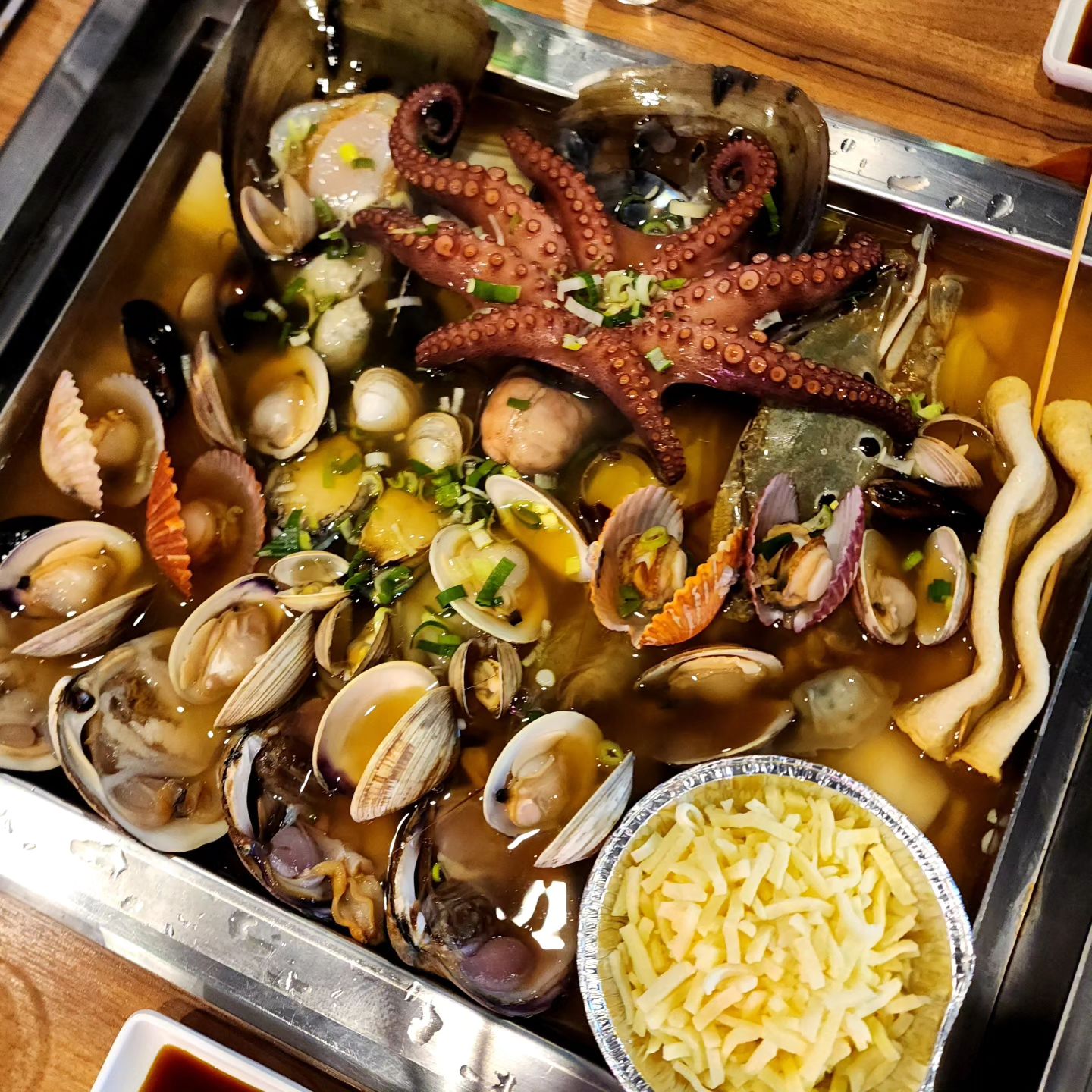 따끈따끈 조개찜❤️

#바다슈퍼해물천하조개구이
#사람생각다똑같다 #너무추워
#겨울맞이 #따끈한국물 #조개찜
#봉명동맛집 #봉명동조개찜