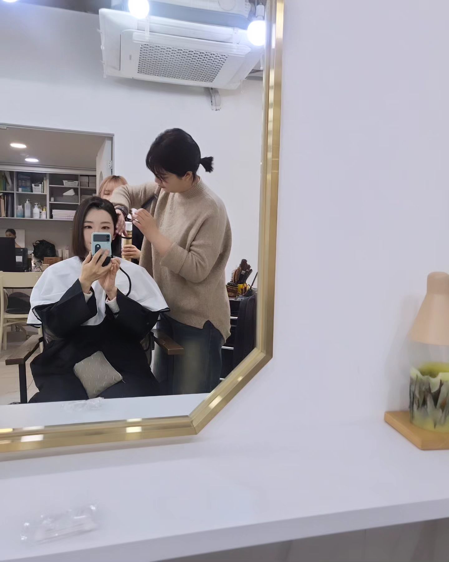 한파주의보 맹렬한 오늘 파주입니다🖐😆📽
메이크업 딱 마치는데 FD님 전화 ☎️ 
 카메라가 얼었다고요?! 😱🎥📸 
파주의 위엄😱
.

딜레이된김에 커피도 여유롭게 마시고🤎
.
어젠 친구들과 쓰리버즈 갔는데 부라타치즈샐러드🍒 클스마스리스같이 너무 예쁘죠?💕
.
그나저나.. 저 오늘 찍을수있겠죠?😆
.
#뉴스할래요 🖐
#드라마 #완벽한가족
#김영대 #박주현 #윤세아 #김병철
#염지혜아나운서
#일스타그램 😁