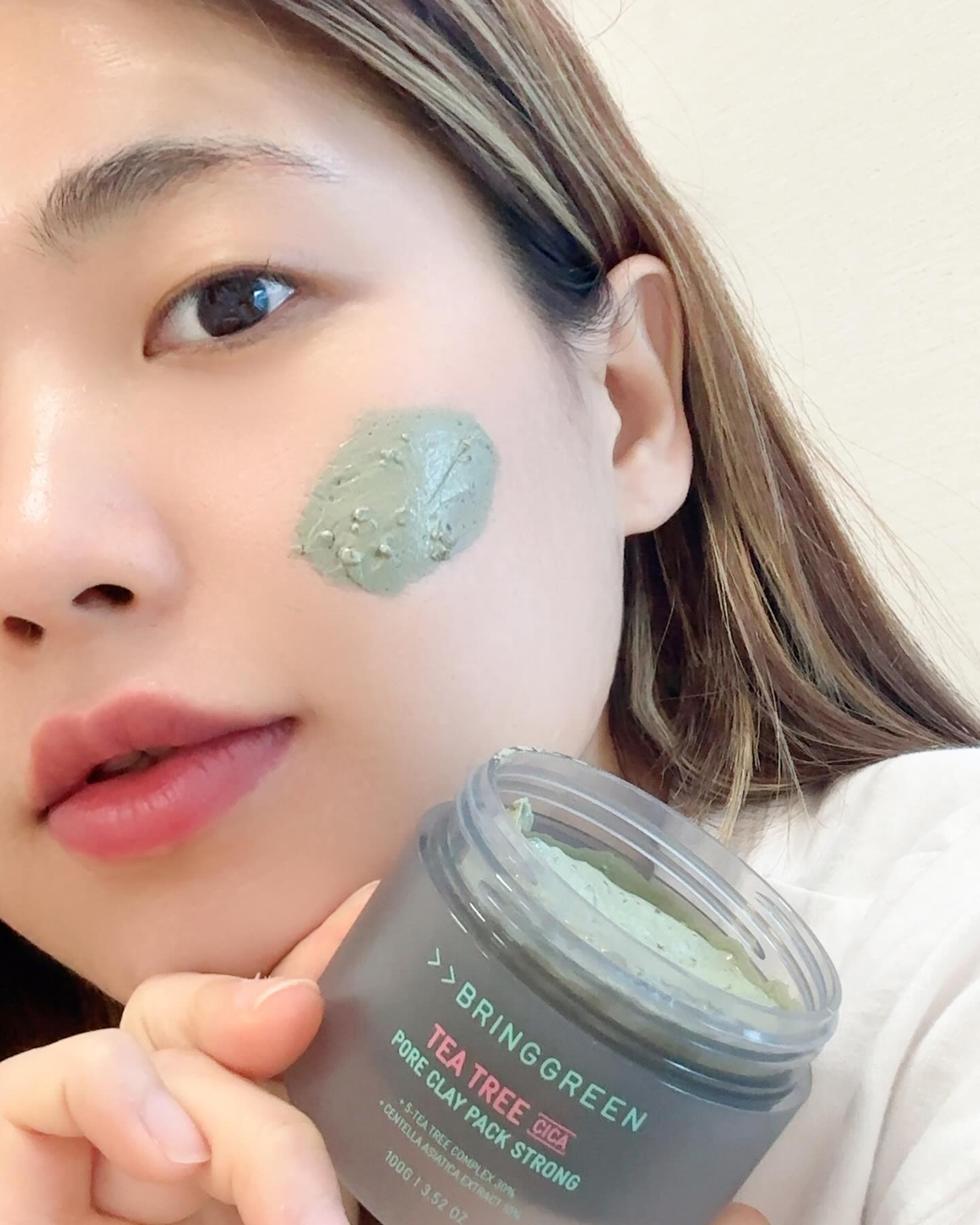 #광고 bringgreen_official
요즘 거울 보면 가장 큰 피부 고민은 모공 &각질🥹 큰일났다 싶어 바로 관리 들어갔는데요-! 역시 모공&각질관리엔 모공팩 맛집 브링그린 아니겠습니까(๑•᎑<๑)ｰ☆
⠀
작년에 출시된 '티트리 시카 포어 클레이팩' 도 사용해봤는데, 이번에 사용하고 있는 건 조금 더 강력한! 브링그린 티트리 시카 포어 클레이팩 '스트롱' 👀⚡️
기존 티트리 시카 모공팩이 순한 맛이라면 요건 조금 매콤한 ver. 이에요. '스크럽'이 있거든요!
⠀
스크럽이 들어있지만 자극적인 알갱이가 아니라 '팥' 알갱이인데, 설탕이나 소금 스크럽과 달리 입자가 동글동글해서 마일드한 사용감은 그대로, 에 모공을 꽉!! 쪼여주고 각질&피지를 말끔하게 씻어내주는 느낌이 정말 좋아요•͈ᴗ•͈
⠀
바르는 즉시 시원한 쿨링감도 느껴져서 기분도 절로 좋아지는 거 같구, 티트리&시카 조합이라 피부 진정에도 도움을 주는 거 있죠😌
⠀
역시 모공팩 맛집! 브링그린💚🌿 기존 제품도 정말 잘 사용하고 있었는데, 이번 신제품도 아주 만족스럽게 사용 중! 세정력도 우수하고, 피지와 노폐물을 깔끔하게 없애주는 동시에 모공까지 쫀쫀하게 조여주는 티트리 시카 포어 클레이팩 스트롱!
⠀
올리브영에서 만나볼 수 있으니 모공과 각질 케어, 동시에 필요한 분들이라면 무조건 추천드립니다(୨୧ •͈ᴗ•͈)
⠀
⠀
#브링그린 #티트리시카포어클레이팩스트롱 #팥트롱모공팩 #모공팩 #클레이팩 #워시오프팩 #모공팩추천 #모공관리 #각질관리 #피지제거
⠀