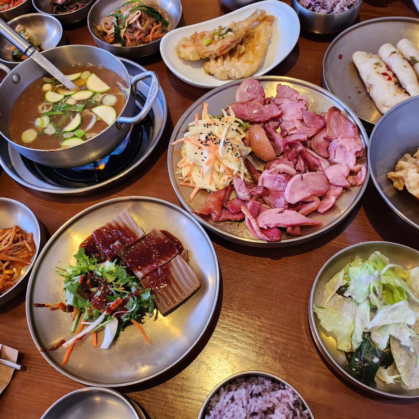 부모님이 좋아하시는 유명한 한식집 !
반찬도 많이 나오고 푸짐하게 먹을 수 있어서 좋은 한식맛집 😆
.
.
.
#풍원장 #기장풍원장 #기장풍원장시골밥상
