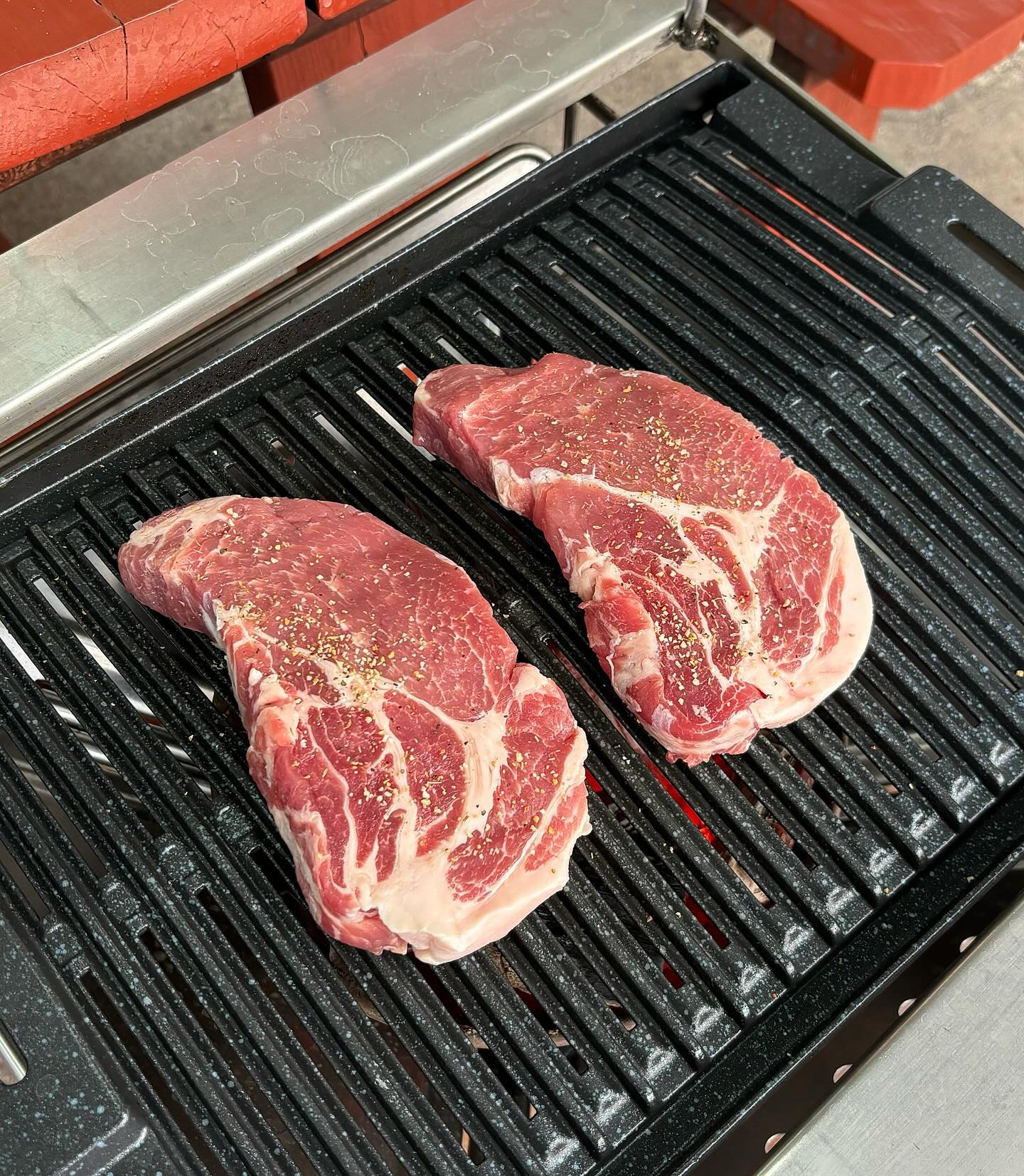 야외 숯불 바베큐 즐기러 가보자구🐷🔥

📍오산별빛터널바베큐
🏬경기 오산시 경기대로632번길 90 1층 
⏰매일 10:00 - 22:00
📞031-373-4900

- 목살 500g (39,000)

오산별빛터널은 없어졌지만 오산별빛터널바베큐장은 운영 중이에요! 넓은 규모의 깔끔한 바베큐장에서 고기 구워 먹으니까 캠핑 온 듯한 느낌🏕️💚

먹고 싶은 고기, 음식, 음료, 주류를 결제하면 자리에 숯을 넣어주세요. 저는 목살을 먹었는데 두께가 두꺼운데도 엄청 부드러웠어요☺️ 쌈무, 깻잎, 파채 등 밑반찬들이 다양하게 준비되어 있어서 함께 먹을 수 있어요! 

주차장이 넓어서 주차하기 편하고 외부와 실내 둘 다 테이블이 마련되어 있어서 단체로 오기 좋아요. 미니 동물원과 키즈 놀이 시설도 함께 운영하셔서 어린 아이가 있는 가족들이 오기에도 너무 좋을 것 같아요!
 
 
#오산바베큐 #오산별빛터널바베큐 #평택바베큐 #오산맛집 #오산시맛집 #오산핫플 #오산가볼만한곳 #오산고기