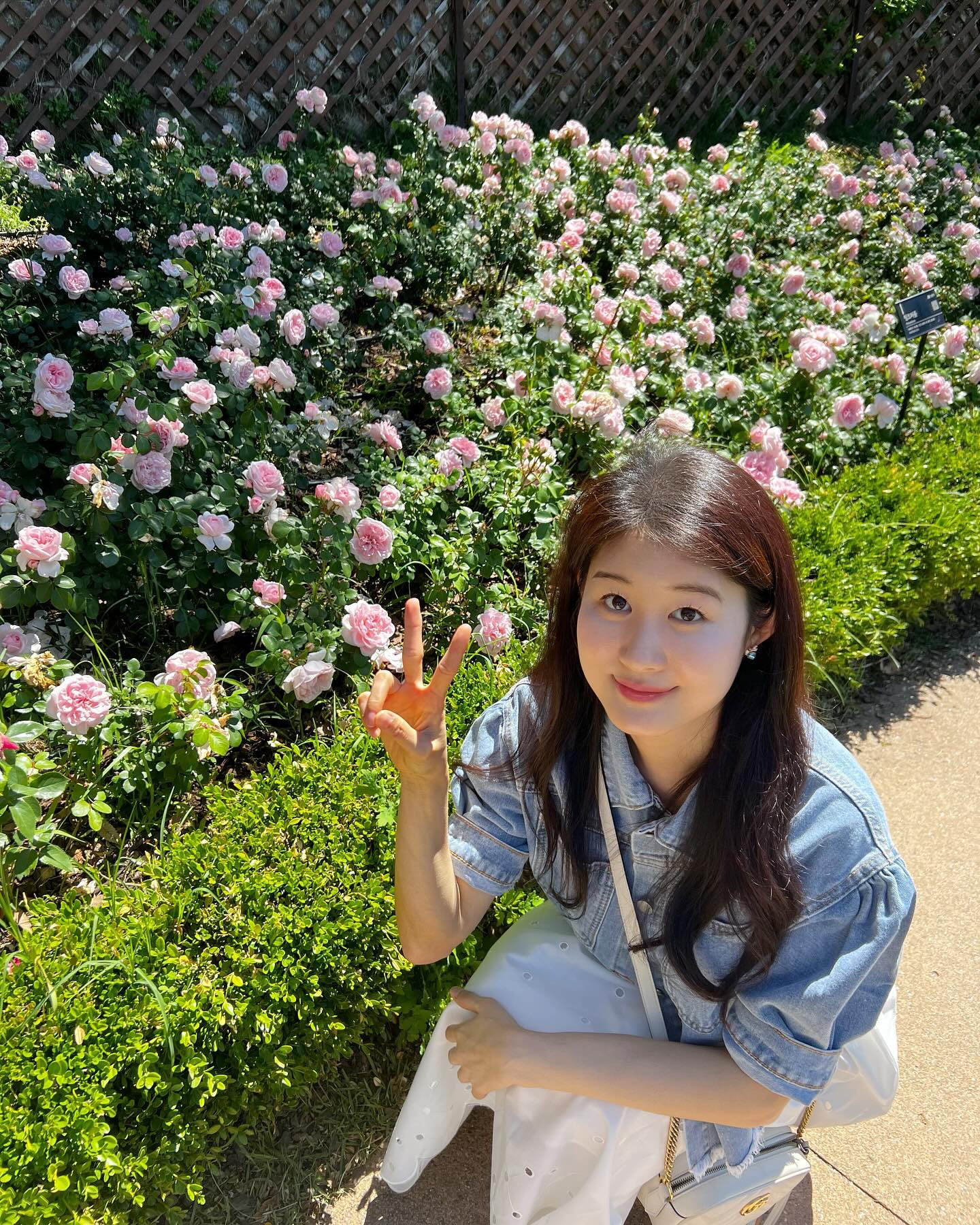 벌써~6월이에요!^^ 장미시즌을 놓치지 않고 5월의 어느날! 대현산장미원🌹을 다녀왔습니다!👣

’대현산장미원‘ 성동구에서 유명한~장미스팟!인데 🌹 가기는 무척~힘들어요!

저희는 택시타고 갔는데요. 올라가는 언덕이 거의 롤러코스터급입니다🤣🤣🤣

그것만 잘 극복하고 간다면? 👣👣👣
정말 예쁘게 펼쳐진~장미원을 볼 수 있어요!^^ 

약30~40분정도 장미구경을 하곤~
성동구 유명 돼지갈비집인 금돈옥에 가서 갈비한상 주문해서 먹었어요! ^^ 

다 구워주시고 솥밥이랑 냉면포함 가격대도 26,000원이라서 너무 만족스럽고 맛있었어요!^^ 

우리 인님들도 근처시면~금돈옥은 꼭 가보셔요👣 😋

우리 인님들의 요번 주말 계획은 뭐에요?😮 저희는 결혼식 갔다가 수영장 스케줄인데 ㅎㅎㅎ 뭔가 시트콤 하나 찍고 올 것 같습니다🤣🤣🤣

#금돈옥#대현산장미원#대현산장미축제#대현산장미#장미축제#6월#주말에가볼만한곳#장미스팟#여름쿨톤코디#여름쿨톤#ootd#주말일상#청자켓코디