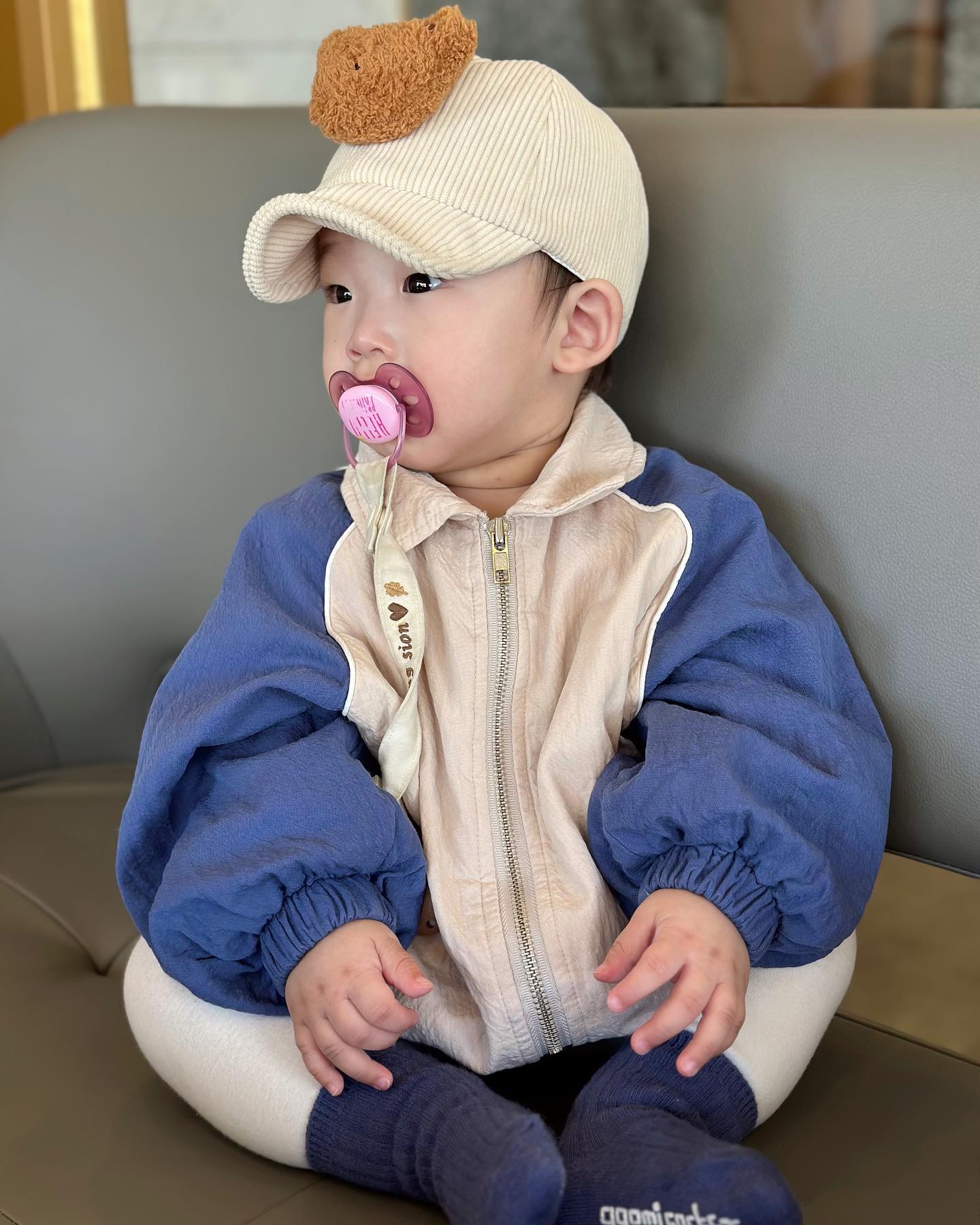 세은 이모가 송숀 보구잡다구 찾아온날🩵
이날 세은이 이모가 애기가 왜이리 예쁘게 생겼냐고 뭔놈의 애기가 이렇게 이쁘냐고 감탄사와 칭찬만 옴팡지게 하고 갔다지요🤣