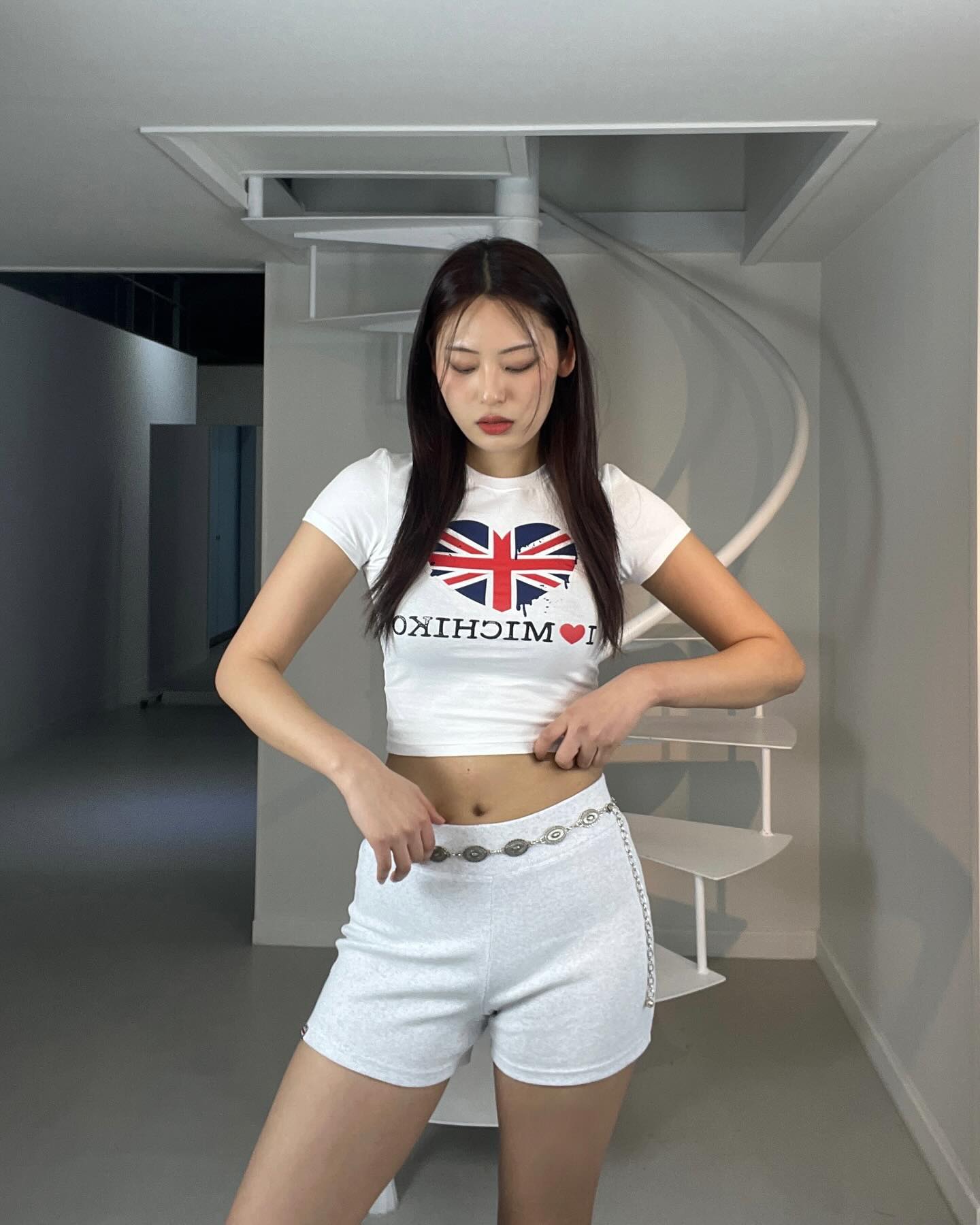 #광고 michiko_london_kr 컨템포러리 무드에 더해진 미치코의 경쾌함 24SS에센셜❤️

봄, 여름이 다가오고 있는 지금, 나의 취향을 저격한 미치코런던의 2024S/S 신상!! 높은 퀄리티와 유니크한 프린팅으로 하나씩 소장하기 좋은 아이템이예요. 지금 공홈에서 구매하시면 타포린백이 함께 증정된다고 합니다. 우리 다같이 여름준비 시작해봐요🇬🇧🤓

#미치코런던 #michikolondon #캐주얼룩 #크롭탑 #크롭티 #크롭티코디 #여자반팔티