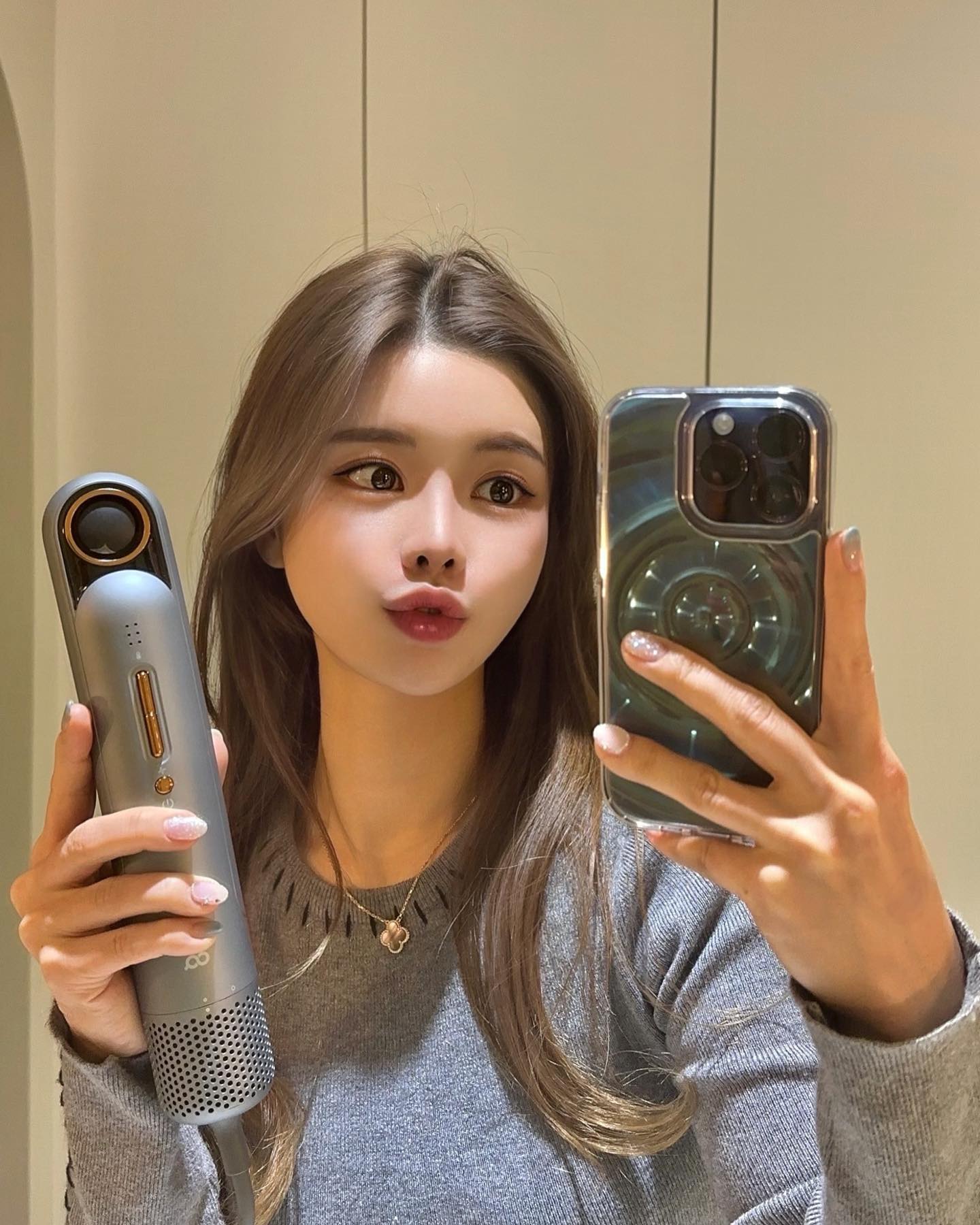 #협찬 이지만 진짜 후기 🖤
출시하자마자 완판 된 오아 슈퍼윈디 드라이기 😎
저처럼 정말 긴머리도 5분만에 마르는 항공기 엔진을 담은 BLDC-Z 모터의 강력한 바람 태풍급 초강력 바람이라서  요즘은 다이슨 방치하고 요거 쓰는중 !! 💨💨

초경량 340g + I자형 현대감성적인 디자인 👩🏻
긴 머리 말리려면 오래걸리는데 가벼워서 너무 좋아!  진짜 가끔머리말리다가 팔아프고 짜증날때 많았는데 오아 슈퍼윈디 드라이기쓰고 나서는 머리말리는게 즐겁다구~ 🥰

 마그네틱 체결 형식의 노즐을 간편하게 바꿔 끼울 수 있고 스타일링 노즐, 에어디퓨저 노즐 까지 함께 들어있어서  원하는 스타일링에 맞게 드라이기 사용가능 ! 💕

과열을 방지해주는 NTC 온도센서로 두피, 모발의 손상을 최소화해주니 클리닉하고 나서도 걱정없어욥 ✌🏻 오늘도 이쁘게 머리하고 열심히 놀러나가 볼게요 🙋🏻‍♀️

Super Windy Dryer sold out as soon as it was released.
Like me, long hair has an aircraft engine that dries in 5 minutes. BLDC-Z motor's strong wind. It's a typhoon-like super strong wind !  To be honest These days,  I'm using this instead of Dyson!!
Ultra-lightweight 340 g + I-shaped modern design
It takes a long time to dry long hair, but I love it because it's light! Sometimes I get annoyed when I dry my hair.

Oh, I enjoy drying my hair after using Super Windy's dryer

Magnetic fastening type nozzle can be easily replaced and inserted. There are styling nozzles and air diffuser nozzles
You can use a dryer to match the styling you want!
The NTC temperature sensor that prevents overheating minimizes damage to the scalp and hair, so there is no need to worry even after the clinic

I'll try my best to get my hair done today 🙋🏻‍♀️

oa.world
#오아 #슈퍼윈디 #슈퍼윈디드라이기 #헤어스타일 #드라이기 #드라이기추천 #헤어드라이어 #해어드라이기 #미용실드라이기 #여행용드라이기 #저소음드라이기 #음이온드라이기 #전문가드라이기 #kbeauty #hairdresser #hairdryer #koreaproduct #likesforlike #좋반 #얼스타그램