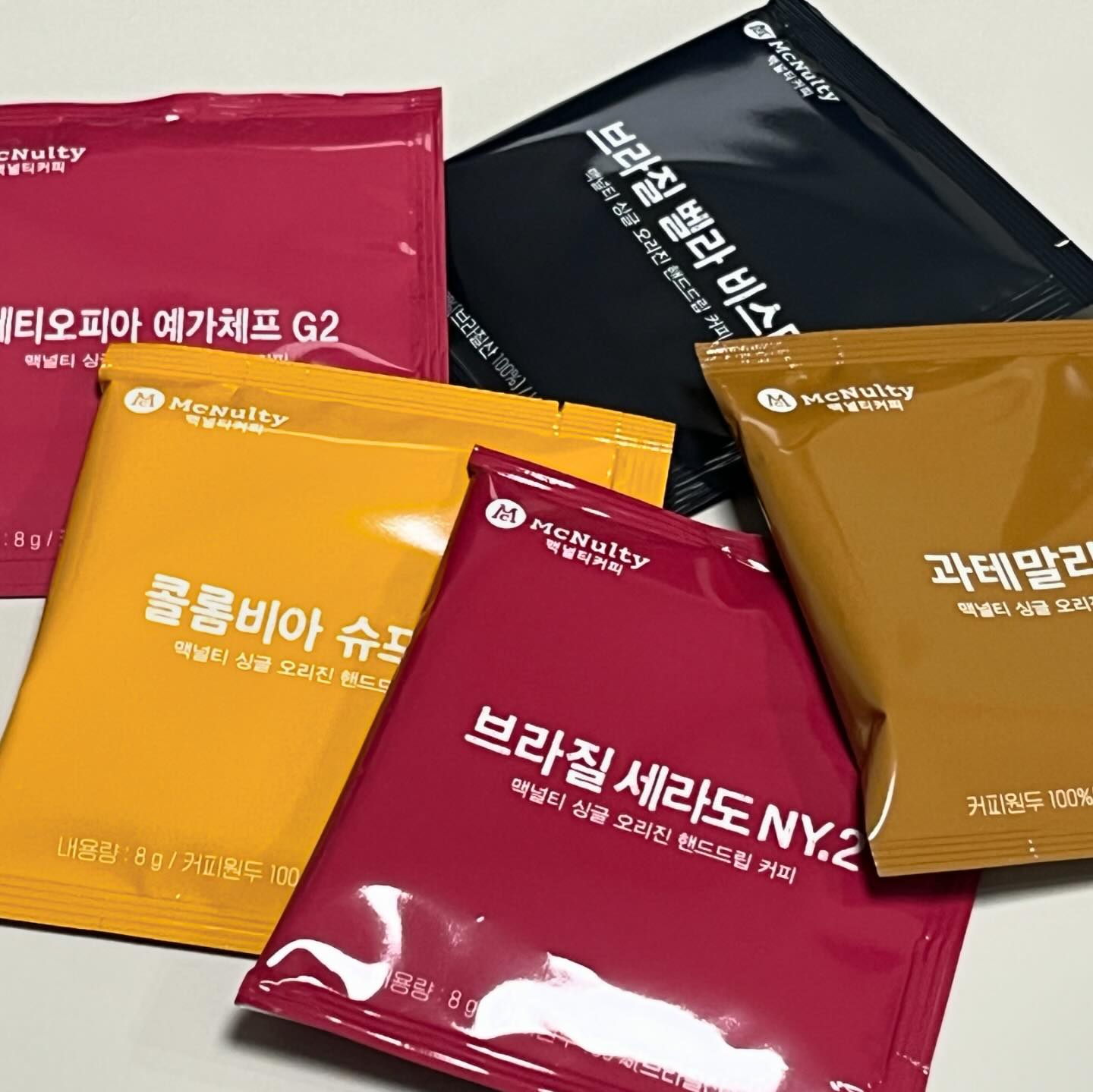 #광고 [맥널티] 핸드드립 버라이어티 세트 5종 원두

다채로운 맛과 향을 느낄 수 있는 싱글오리진 원두 5종구성 선물세트인데요!

원두가 ( 콜롬비아슈프리모, 에티오피아 예가체프 G2 , 브라질 벨라 비스타, 브라질세라도 NY.2 , 과테말라 SHB ) 이렇게 5종류로 각 6개입씩 총 30개입으로 구성되어
하루 1잔씩 한달을 마실 수 있는 드립백이라서 선물용으로 너무 좋더라구요💗

맛도 맛이지만 커피향 또한 너무 좋은데요 !
로스팅만 25년을 해온 커피계 장인급 기업 맥널티가 직접 만든 핸드드립 커피라고 해요 ~

커피 전 분야 HACCP인증 받았으며 320개 검사 항목을 통과한 생두만 사용하여 믿고 먹을 수 있는 커피랍니다

커피 사먹으러 가기 귀찮을 때 편하게 집에서 갓 핸드드립낸 커피를 먹을 수 있고 향도 진하고 맛있어서 좋았어요 
그리고 5종의 원두로 다양하게 즐길수 있어서 좋더라구요 

여러분도 집에서 홈카페 핸드드립커피 편하게 즐겨보세요 ~!
https://bit.ly/Drip-Bag
.
.
.

#맥널티 #맥널티커피 #커피 #드립백 #핸드드립 #드립백세트 #드립백선물세트 #커피종류