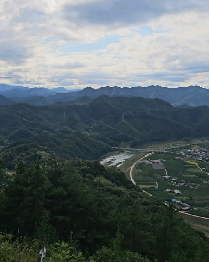 [무주 향로산 자연휴양림🏞]
본격적인 가을 캠핑시즌을 앞두고 휴양림 다녀왔오요! 
아시는 분은 다 아시는 이곳! 🫡
와~ 향로봉 전망대 미쳤어요!
휴양림 내 있는 재미난 모노레일 타고 올라가면 바로 맞이하는 미친 뷰~
트랙킹코스도 있으니 찾아가보세요! 강추추👍👍👍
이제 완연한 가을날씨~ 다음주 부터는 캠핑 고고!! 씐나씐나🤪😜😝
새로생긴 숙소 숲속거울집 컨디션 미쳤쥬? 
휴양림 숙소라 믿기지 않는 시설~ 
파노라마 뷰로 유명한 나무집도 좋지만 히노끼욕탕이 있는 거울집도 최고!! 
쏟아지는 별들좀 보세요~ 
힐링 잔뜩하고 온 주말이네요! 

#무주향로산자연휴양림 #숲속거울집 #달빛거울집 #자연휴양림 #숲속의집 #향로산모노레일 #향로봉 #향로봉전망대 #뷰맛집 #힐링여행