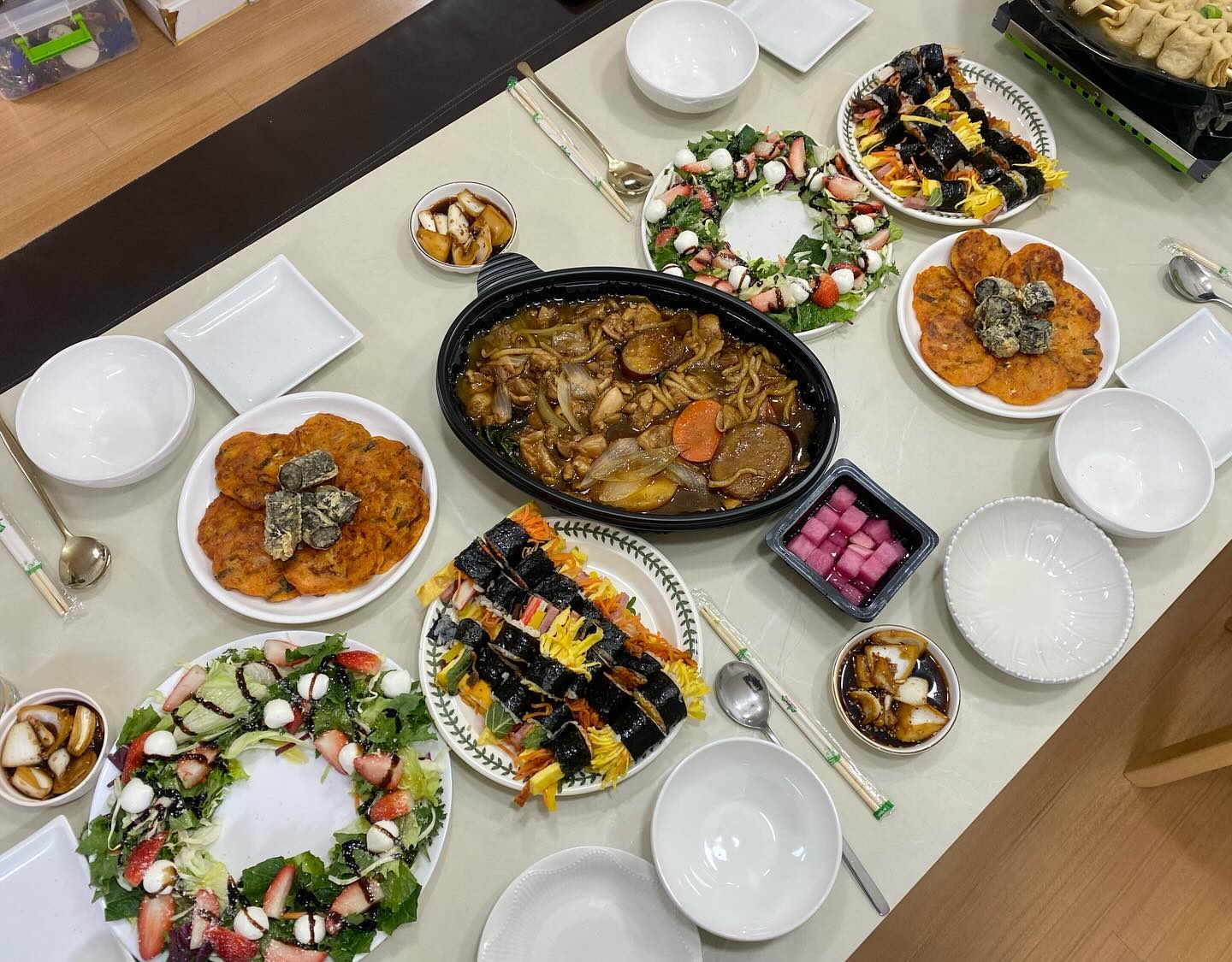 오랜만에 손님 오신날 !
연말이니까 모임생기는데 소중한 사람들 집으로 왔어요:)
몸이 아파 거의 소소히 챙기기 두찜이 한몫했네용 
파티파티 항상 행복하쥬 편하게 같이하면 행복한거같아요!

한살 더 먹고 만나요 2024 힘들었네 으으으으으

#홈파티 #크리스마스 #샐러드 #두찜 #집밥 #집밥스타그램 #홈파티음식