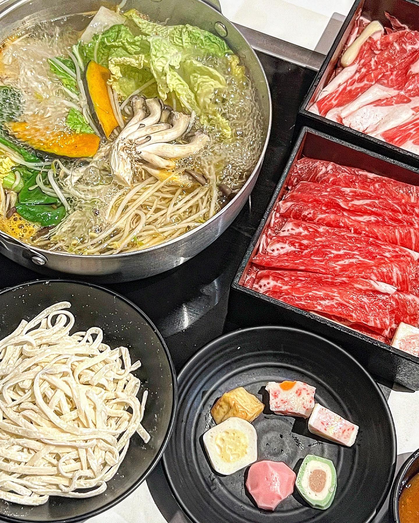 눈치보지 말고 혼밥 쌉가능한 #샤부작

📌 샤부작

🍽 소고기 샤브샤브 
🍽 차돌박이 샤브샤브

⭐️POINT⭐️

✔️ 대구 동성로 소고기 샤브수끼전문점 
✔️ 소고기 샤브 칼국수 1인분 8500원 
✔️ 가성비 좋은 샤브샤브 
✔️ 1인 샤브 혼밥이 가능함 
✔️ 오픈이벤트로 수끼(피쉬볼) 6개 제공 중
✔️ 영수증 포토리뷰 작성 시 [차돌 50g / 야채 / 탄산음료] 중 택1 서비스

👄 안녕하세요 😊 공준미입니다 👋🏻 
오늘은 동성로 반월당역 근처에 위치한 샤부작을 방문했어요 🚗 

샤부작은 샤브수끼 전문점이고 1인식사도 가능해서 
부담없이 혼밥이 가능한 곳이랍니다 😆 
특히 식사시간에 인기가 진짜 많아요 👍🏻 
웨이팅 있어도 이건 못참지 🫢

지금 오픈 이벤트 중이라 수끼 피시볼 6개도 
서비스로 제공해주셨어요 🥰

영수증 리뷰 작성시 서비스가 한번더..! 🫢
사장님 이러면 남는거 있으신가요..?😳
차돌박이 50g, 야채, 탄산음료 중 
1가지 선택가능해서 서비스로 주셔요💕
다이어터 공준미는 야채추가 했는데 순삭함요 😋

육수는 담백/매콤 중 선택 가능한데요 저희는 매콤으로 선택 🤩

📝 주문메뉴
- 소고기 샤브샤브 🍲 (13.0)
(소고기100g/야채6종/두부/수끼/생칼국수100g/죽)
단백한걸 좋아하는 제가 딱 좋아하는 서타일 🥩
소고기랑 싱싱한 야채까지 푸짐 그 잡채..!!!

거기에서 끝나지 않고 칼국수+죽까지 풀코스로 나옵답니다 🤤
생칼국수가 들어가니 국물이 순식간에 걸죽해지고 
진하게 진국으로 변신이요 ⭐️

- 차돌박이 샤브샤브 🍲 (15.0)
(차돌박이100g/야채6종/두부/수끼/생칼국수100g/죽)

사장님픽✨ 차돌박이가 기름기도 있고 하니 더 맛있다고 하셨어요 😘
구성은 똑같고 고기 종류만 다르답니다 😁
수끼는 어묵이랑 비슷한데 맛이 다양하게 있어서 
골라먹는 재미가 있어요 🤗

죽까지 만들어 먹으니 배가 완전 터저버릴듯한 컨디션이였지만 
마무리까지 알차게 싹싹 긁어먹고왔어요 😋

📍 대구 중구 중앙대로 406-7 1층

👑 더 많은 맛잘알 장소가 알고싶다면 -> gongjunme 

#인플루언서 #공준미 #대구맛집 

#대구샤브샤브점심추천 #대구점심맛집 #반월당역맛집 
#동성로맛집 #대구동성로맛집 #동성로샤브샤브 

#먹스타 #맛집 #맛스타 #맛스타그램 #먹스타그램 
#푸드스타그램 #먹방 #맛집스타그램 #맛집탐방 

#먹스타맞팔 #먹팔 #먹스타소통 #먹팔해요
#먹팔환영 #먹스타맞팔 #맞팔 #먹팔소통
#먹팔맞팔 #좋반 #좋아요반사 #찐소통