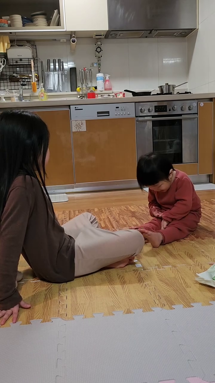 .
누나한테 덤비는 23개월
이제 동생다루는 법을 알게 된 9살 누나
야무지게 누나한테 때~찌~!하더니
누나 손짓에 눈도 제대로 못 뜨고
누나가 엄마한테 이르는 것 같으니
입술 삐쭉 우는 표정으로 어필도 할 줄 아는 귀염둥이

둘이 알아서 해결하게 놔뒀더니
결국엔 서로 원하는걸로 바꿈
싸우지말고 놀아라 귀염둥이들아😊

#남매의일상 #남매의난  #6살터울 #남매스타그램