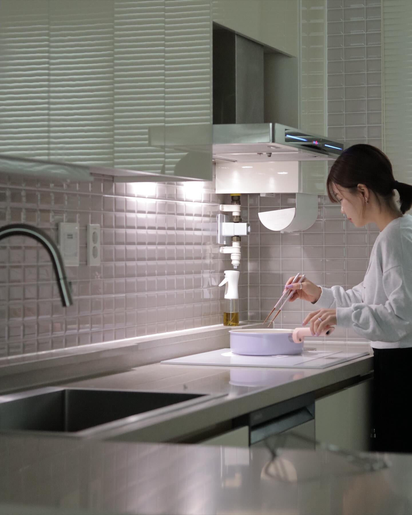 요즘 여빈이랑 푸우욱 빠져있는 메뉴가 있어요.
바로바로 만듀🥟🥟

세상에서 엄마 만두가 쩨일로 맛있지만
그 다음으로  얇은피어쩌구저쩌구 만두
이거 맛있더라고요ㅋㅋㅋㅋㅋ

(남편 퇴근할때 사와라잉 다떨어졌다!)

우찌우찌 촬영하다보니
후라이팬, 젓가락 , 네일💅 까지
보라빛세투세투인거
ㅋㅋㅋㅋㅋ💜

여러분 저 모던메이트9 됐어요
3번정도 떨어졌었나 🙄
그래도 됐다 까호!

저의 첫 주문은
-슈가쿡 세라믹코팅 인덕션겸용 냄비라이팬 24cm 라일락
-마카롱 기프트 젓가락
입니다 :-)

아쥬 색감이 이뽀여
싱크대 속으로 무조건 밀어넣고보는 성격이지만
너만큼은 꺼내놔도 될꺼가터 💜

바삭바삭 만두뿌시고 오겠심당
행복한 목요일 되세요☺️☺️

#주방 #주방스타그램 #홈쿡 #후라이팬 #모던한우리집 #모던한일상 #새로움이시작되는하우스 #만두 #집스타그램