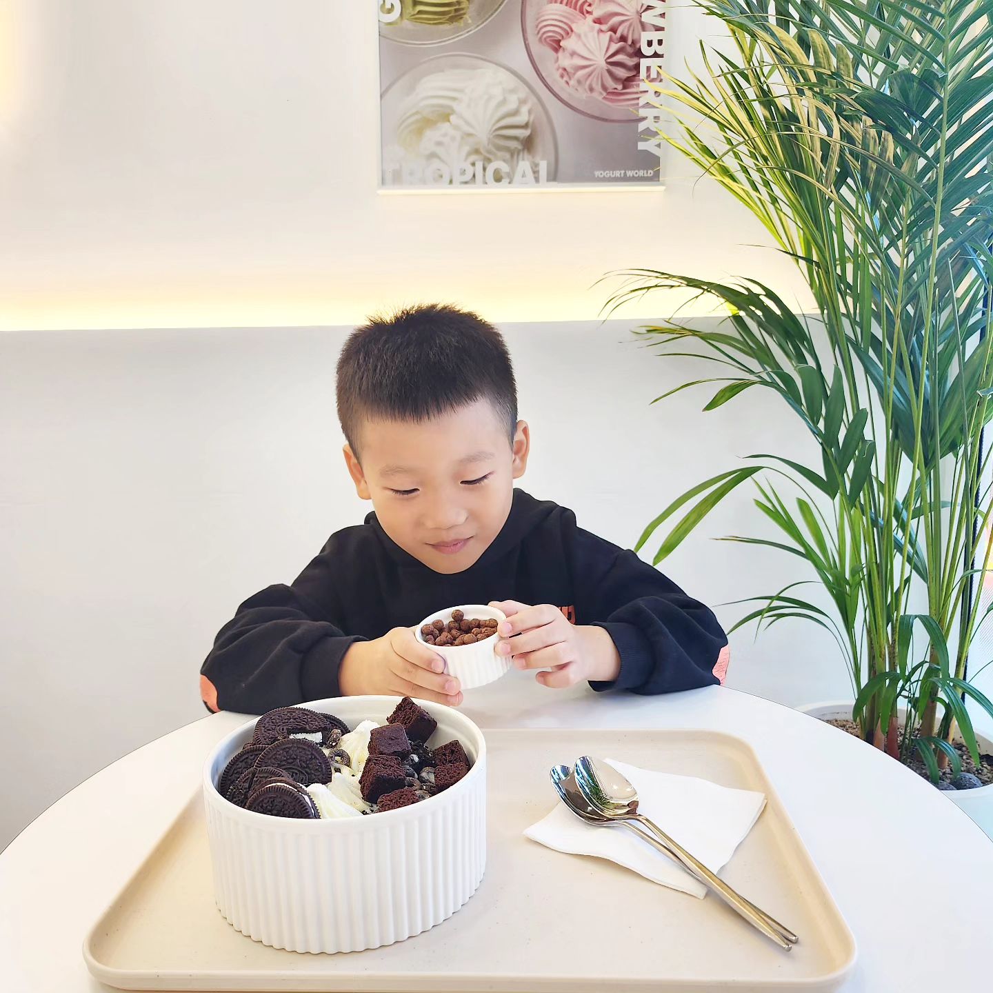 #협찬 #옥정동요거트 #옥정동아이스크림 #옥정동카페양주그릭요거트 

아들! 하교 하고서 데이트♥️
들어가자마자 찜콩한 오레오월드 메뉴 !

✔️오레오쿠키+브라우니+쿠키크럼+오레오오즈시리얼+연유가 들어가 달달~

쿠키종류가 많이 들어가서! 평소보다 더 많이 먹은거 같아요😆

종류도 다양해서 다음에는 다른거 먹으러 와야 겠어요👉👍

수제 요거트 아이스크림 전문점에서
그릭 요거트 음료와 디저트도 팔아서 같이먹기 좋아요♥️

#옥정동디저트 #양주요거트아이스크림 #양주그릭요거트맛집 #옥정동맛집 #요거트월드안양만점 #요거트월드 #그릭요거트 #요거트아이스크림 #요거트맛집 #옥정데이트코스