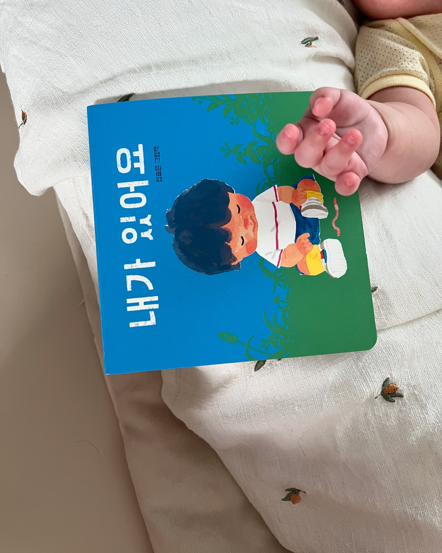 #협찬 

오빠가 보여주기도 하고
아코디언 보드북이라
터미타임으로도 좋은 책이랄까 😄

1-3세 유아에게 가볍고 이해하기 쉬운 책이라
우리 수빈이에게 보여주기 좋은 것 같다,,!! 

#육아 #육아스타그램 #육아일기 #육아맘 #출산선물 #돌선물 #책육아 #그림책 #아기책#4개월아기
