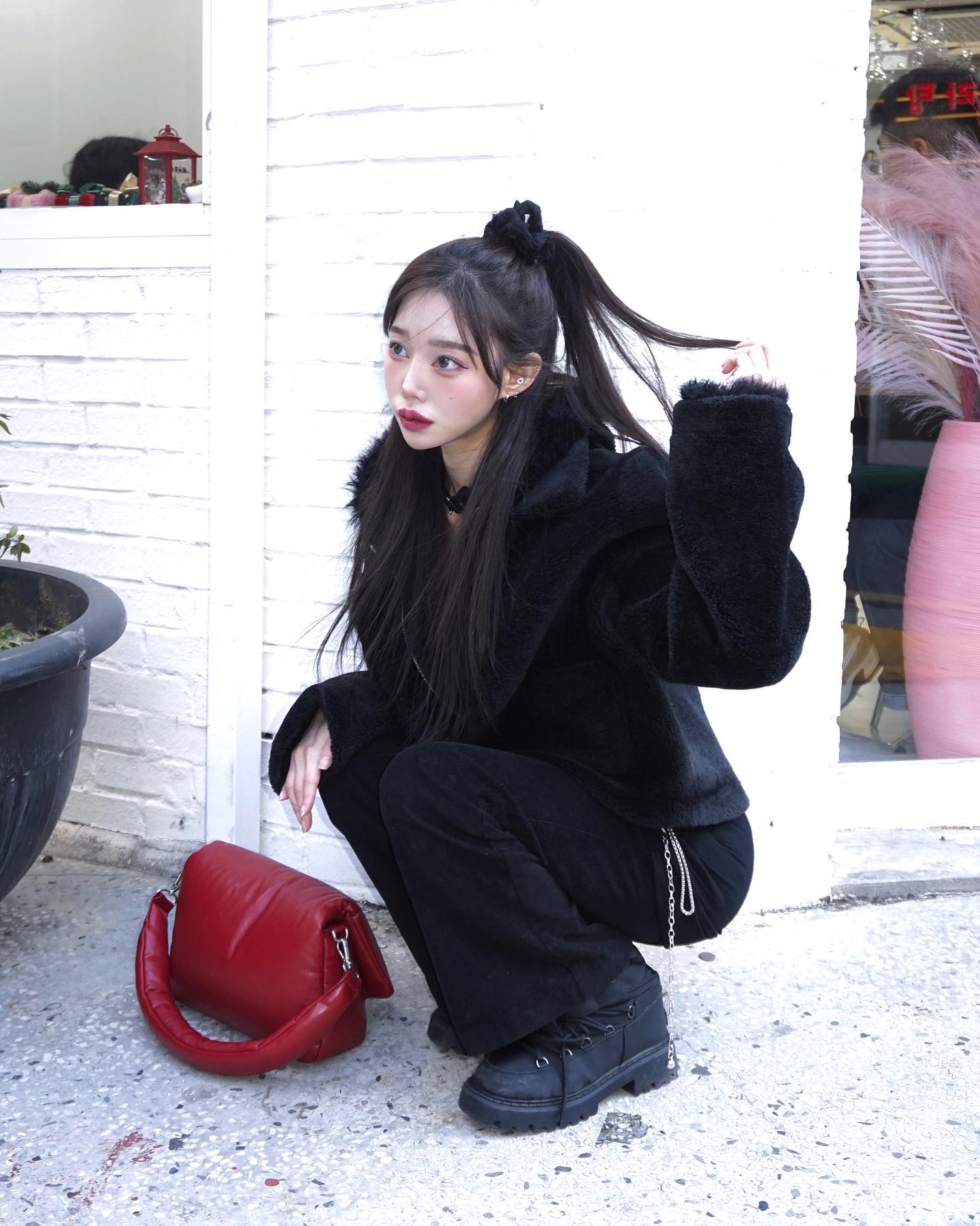 basika.official 🖤

추운날씨에도 생각보다 너무 따뜻했던 바시카 우든 싱글 무스탕 자켓..✨
이번 시즌 오프 기간동안 최대할인가로 만나보실 수 있다는 점
많관부-🍀
.
.
.
#BASIKA #바시카 #무스탕 #리버시블무스탕 #겨울아우터 #아우터추천