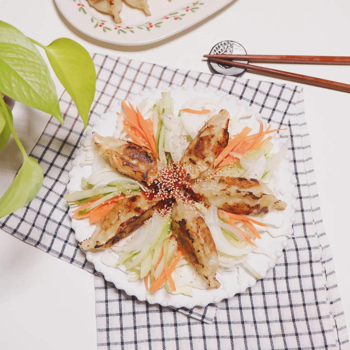 #광고 #왕교자 바삭하게 구워
비빔만두 만들어 먹었어요 
국산돈육과 #버섯 두부를 넣어 만든
#한만두 #육즙가득한왕교자 짱맛

고기만두 먹을 때 저는 느끼한 맛이 싫어서 
고기 만두 보단 김치만두나 다른 만두 먹는데
깔끔 담백해서 얼핏 손만두 먹는 맛
좋군

만두피도 쫄깃해 담엔 찐만두로 먹어야지 

 #만두찌는법 #군만두굽기 #군만두굽는법 #간식 #아이들간식  #아이들간식#아이간식
 #맥주안주 #냉동만두요리  #술안주 #육즙만두 #육즙교자
#한만두 #한만두육즙가득한왕교자 #집밥 #레시피 #만두맛집 #군만두 #고기만두 #만두추천