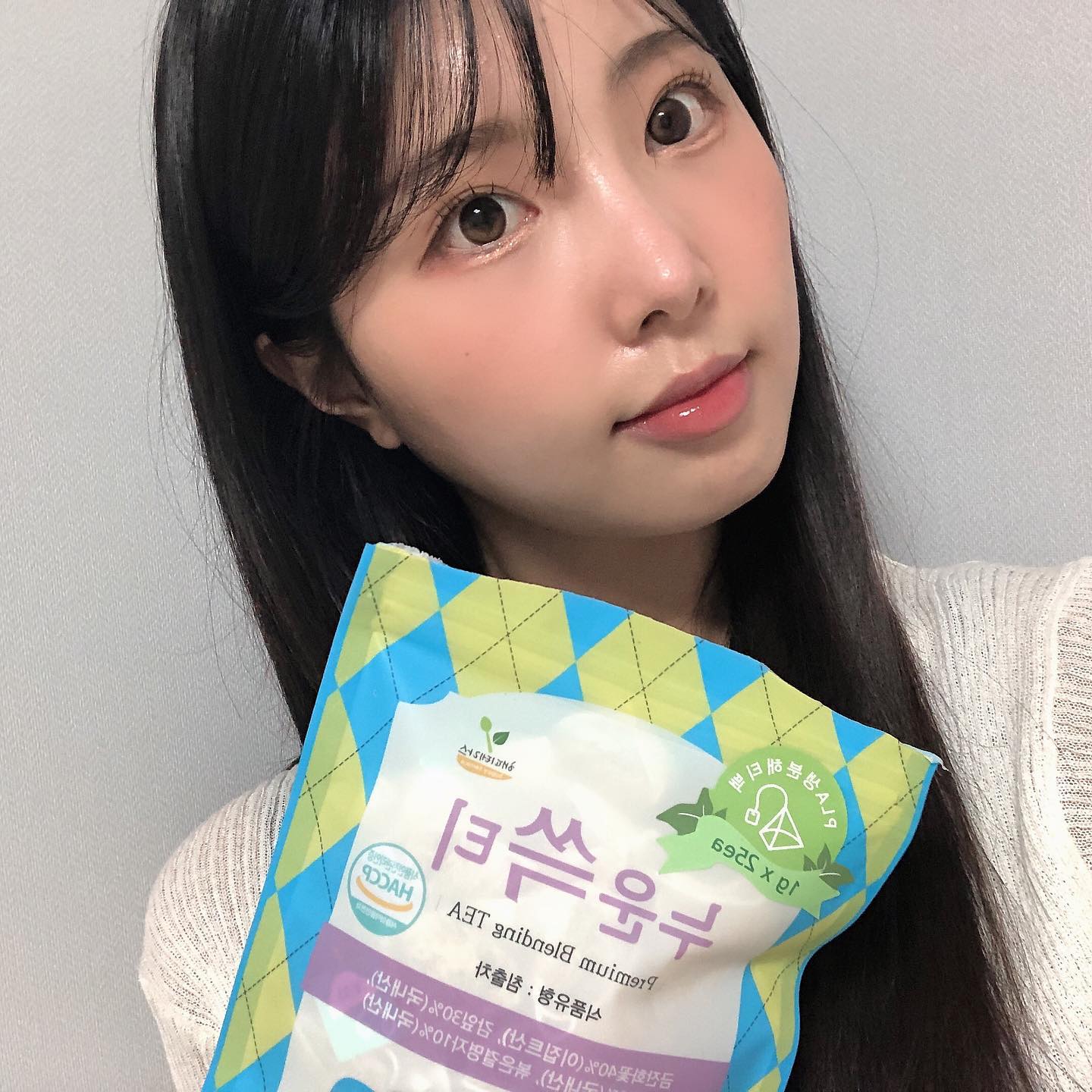 #협찬 

안녕하세요 ! 오늘은 #해피테라스 의 신제품 블랜딩 티를 소개해드리려고 해요 💡🍵 

happy._.terrace 

종류는 5가지 있어요! 

💚자암쓱티_ 숙면
💚누운쓱티_ 눈 피로회복
💚자앙쓱티_ 장건강
💚사알쓱티_붓기&다이어트 
💚코오쓱티_ 환절기 비염

저는 요즘 눈이 너무 건조해서 누운쓱티가 제 맘에 쏘옥 들어왔어요 👀💙

금잔화꽃,감잎,국화,볶은결명자가 티백 안에 꽈악 들어가 있고 PLA 생분해 티백이라 안전하게 드실수있답니다! ☺️

#누운쓱티 #광고 #광고모델 #티백차 #붓기차 #눈에좋은차 #협찬문의 #해피테라스차