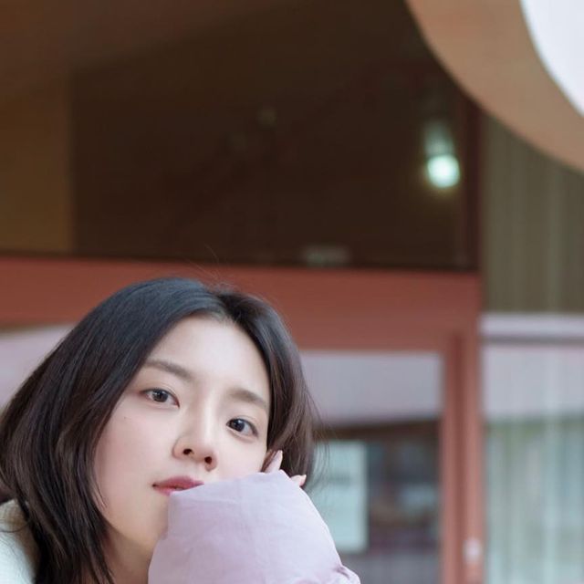 쭈니쭈 on Instagram: "#광고 @1rony9orno_official 루즈한 숏패딩을 찾으신다면 바로 요거🎀투웨이 지퍼, 밑단 스트링으로 다양한 스타일링 연출이 가능합니다 💗 포켓도 내부, 외부 다 있어 수납력