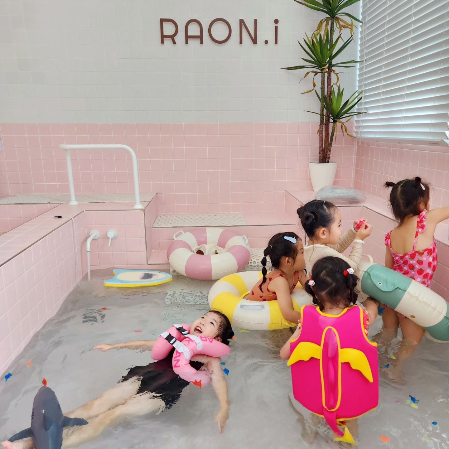 #장소제공 #라온아이키즈풀파티룸 stay.raon_i

아이 친구들 모임 인원이 많은 편이라 10명 이상 수용 가능한 곳을 항상 찾기 힘들었는데 여긴 최대 15명까지도 이용이 가능해서 유치원친구들이랑 바로 예약완!

넓은 야외 잔디마당에는 물놀이용 #에어바운서 와 #모래놀이 #무료캠핑장 이 있고

실내에는 #키즈풀 과 키즈룸 그리고 #포토존 까지

8시간 길다고 생각했는데 먹고 놀고 먹고 놀고 하다 보니 집갈 시간..ㅎ

친구들과 함께라 더 즐거웠다는 우리냐니 💖 #방학끝