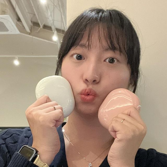 Three_0🌱 on Instagram: "#협찬 너무나 써보고 싶었던 메디큐브 프로 글루타치온 글로우/벨벳 쿠션을 써봤어요😘 ✅ 글로우 쿠션 에어 글로우 제형으로 피부에 초밀착되어 밝은 광채를 뿜어내
