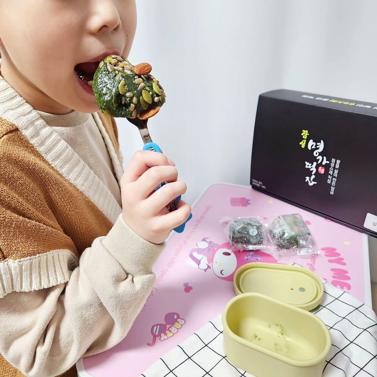 #협찬 #아침챙겨먹기 캠페인 😋

명가삼맥에서 진행하는 아침 챙겨먹기 캠페인에 참여봤는데용~
명가삼맥의 맛있는 떡과 사은품으로 제공되는 떡도시락통도 받았어용ㅎㅎ 

아침 챙겨먹기 힘들고 언제든 밥대신 먹을수있는 #명가삼맥 #삼삼쑥떡 은 레알 진짜 쑥떡이라 맛도 좋고 떡을 금새 배송받아 먹으니 쫀득쫀득  택배로 주문하니 편리함까지 ~
패키지도 선물하기 좋아서 선물용으로도 굿인듯~!!

삼삼쑥떡에 겉만뿌려놓은게 아니라 아몬드,해바라기씨,호박씨가 아낌없이  떡속에도 들어있어서 식감은 물론 고소함과 영양까지 다 챙길수있어서  #식사대용 으로 완전 만족~강추입니다~!!

아이들 학교가기전, 출근전 아침대용으로,
오후에 출출할때 아이들,어르신들 간식으로,
회사에서 출출할때 간식으로 떡도시락통에 챙겨가서 전자레인지에 20초만 데우면 금방한 떡 처럼 쫄깃쫄깃  맛있는떡을 언제든지 챙겨먹을수있네요~♡
 
떡좋아하시는분들 특히 쑥떡 좋아하신다면 강추드립니다~!! 
진짜 쑥이 들어간 쑥떡이더라구용~!!!!

부모님이나 지인선물로 드리기에도 딱좋아요 ~!!

#명가대왕찹쌀떡 #명가쑥인절미  #식사대용 #간식거리 #떡 #도시락 #떡순이 #떡선물 #아침대신 #간식추천 #떡간식#어르신간식#아이들간식#어린이집간식