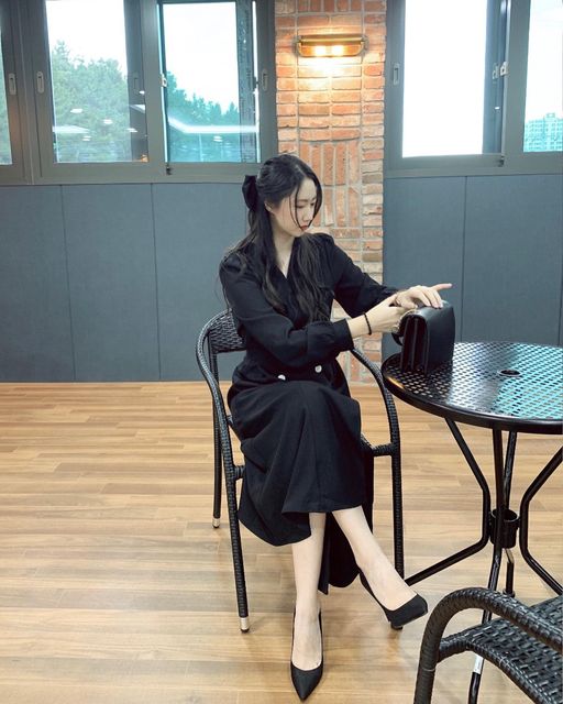 김채아 on Instagram: "#협찬 #광고 리리앤코 로디얼 핀턱 뒷리본 롱 원피스 블랙🖤 ⠀ 데일리룩, 데이트룩! 그리고 격식 있는 자리에 입어도 될 만큼 완전 마음에 쏙 들었는 원피스에
