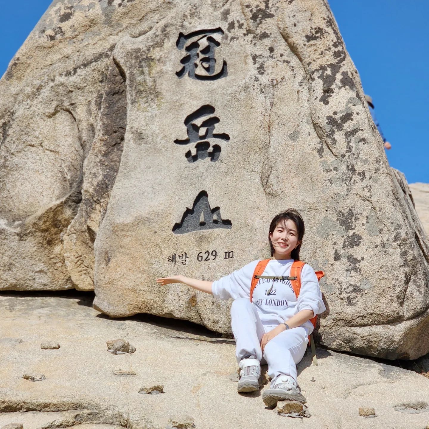 월요팅하세요⛰️ #관악산
 
 
재작년엔 정상석 바닥에 돌이 없었는데 
돌이 박혀있네요 언제 생긴걸까
저는 설악 공룡도 재밌었는데
육봉능선은 여태 산행중 제일 무셔웠어요😊 
처음 관악산 왔을땐 비가 많이 왔는데
이번에는 날씨가 좋아서 행복했음💕
다 좋을순 없고 다 안좋을순 없나봐요
월요팅 4월에도 행복하세요🫶
 
봄인데 다들 어디가..?👀🌸