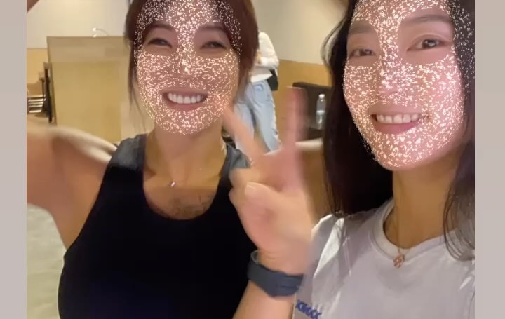 #정미리포징세미나 

하나하나 섬세하게 커피도 디카페인까지 
실내 온도도 계속 체크하고 신경써주시면서 진행된 세미나
1시간 딜레이되면서 끝나고 후다닥 마지막 조명도 감사합니다🤣

진짜 세미나 금액 전혀 아깝지않은 그 이상의 값어치🔥🔥

이론이 아닌 실기 위주로 25명을 한 명씩 다 꼼꼼하게 봐주셔서 
다른 체형마다 어떻게 표현을 해야할지 보는 눈도 더 생겼고
정답을 찾지는 않았지만 내 몸에 제일 맞는, 예쁜 포즈를 
찾는 방법을 배운 내용 토대로 적용해가면서 어렵지않게 찾을 수 있을 것 같아요🥹🫢 그냥 이렇게 하세요 가 아닌 왜 이렇게 해야되는지 부터 쏙쏙 이해가 되었던 아주 뜻깊은 시간이었습니다❤️
진짜 원포인트 레슨같았어요!!!🙌🏼 
포징 하면 정미리! 쌤께 받는지 알겠더라구요👍🏽

5시간 동안 쉬는 시간도 없이 열정 넘치게 알려주신 미리쌤
그리고 보조 일 해주셨던 대표님, 모든 선수님들 고생하셨습니다!
앞으로 시합도 화이팅이에요💖

올해는 몸도 포징도 작년보다 더 발전할 수 있게
열심히 시즌 달려보겠슴다🤙🏻🫡