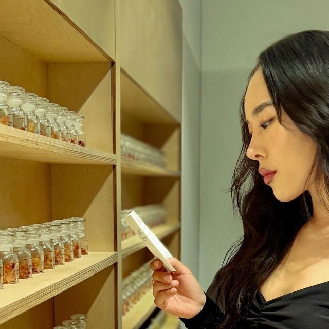 Douchett der Welt on Instagram: "#광고 Finally got to make my own perfume that’s woody, smoky, and citrusy with a “dash” of peony 😏 Was channeling my inner Jean Baptiste Grenouille the entire time 🥴 In stupid love with the result and ob