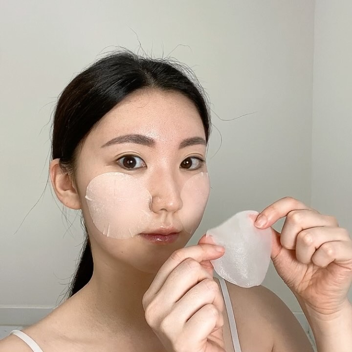 #협찬 트러블 근본케어🙆🏻‍♀️ 반으로 똑 갈라 편한 패드🫶🏻
[에딧비] 진정 톡 시카 어성초 트러블 패드

에딧비에서 제가 항상 꿈 꾸던🥹 신박 패드 나왔어요!
볼을 제외한 나머지 얼굴 부분은 사이즈가 안 맞아
지저분하게 뜯거나 or 귀찮게 쪽가위로 잘랐던 과거의 나…

🫶🏻이젠 패드가 반으로 갈라진다구요 냐하하하🤗

❣️에딧비는 삐아의 스킨케어 브랜드인거 아시둉?!

✔️트러블 근본케어 : 피지, 유분, 각질 케어 성분 및 특허 성분
진정케어 : 시카+어성초+알란토인+테카바이옴 조합
👉한마디로 여름 꿀 패드💙

실제로 사용해보니 은은한 쿨링감💙 있는데
자극적인 느낌은 아니었구요!

패드가 약간 몰캉하다는 느낌? 부드러운 에어펄프 원단이
에센스를 가득 먹어 몰캉하게 불려진 느낌인데
👉마무리는 산뜻, 속수분 채워주는 느낌이라
지성, 수부지, 트러블, 여름에 추천드려요💕

✔️내용물뿐만 아닌 패드 원단에 대한 자극테스트까지 진행해
❗️패드 한장한장 멸균처리 했다하니 트러블 피부도 사용 가능😊
+ 민감성 피부 자극 테스트까지 완료요👍

일단 쪽가위로 자르지 않아도 된다는 점 너무X100 마음에 들고!
에센스가 피부에 겉돌지 않고, 속수분 채워주고
표면은 산뜻하게 마무리 되어서 화장 전 밀림 걱정 없이
팩토로 오전 스킨케어 해주기 좋더라구용💕

저처럼 화장 전에 꼼꼼하게 팩토하는 분에게,
지성, 수부지, 트러블, 열감 있는 피부에 왕 추천 드려요🥹

#트러블패드 #트러블패드추천 #진정패드추천 #쌈무패드 #쌈무패드추천 #닦토 #올영트러블패드추천 #올영패드추천 #닦토패드추천 #에딧비패드 #에딧비 #editb #삐아스킨케어브랜드 #삐아스킨케어