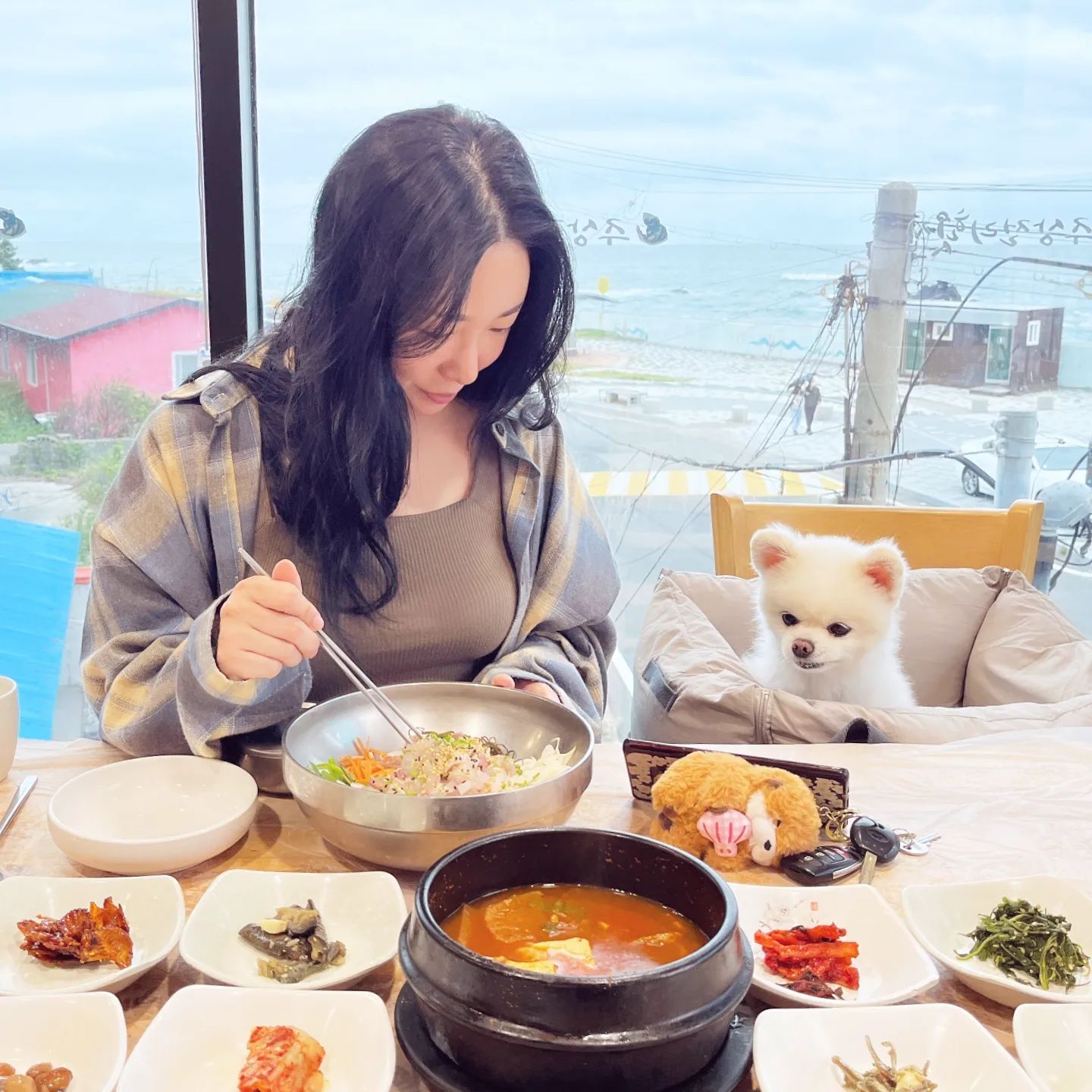 .
뽀메 나이 9살반이면 유튜브 틀어주고 조용히 식사하기 삽가능

#놀랍게도 #진짭니다
#멍마들시청중👀🐶 

#강아지랑감포여행 
#내이름은쿠키🍪