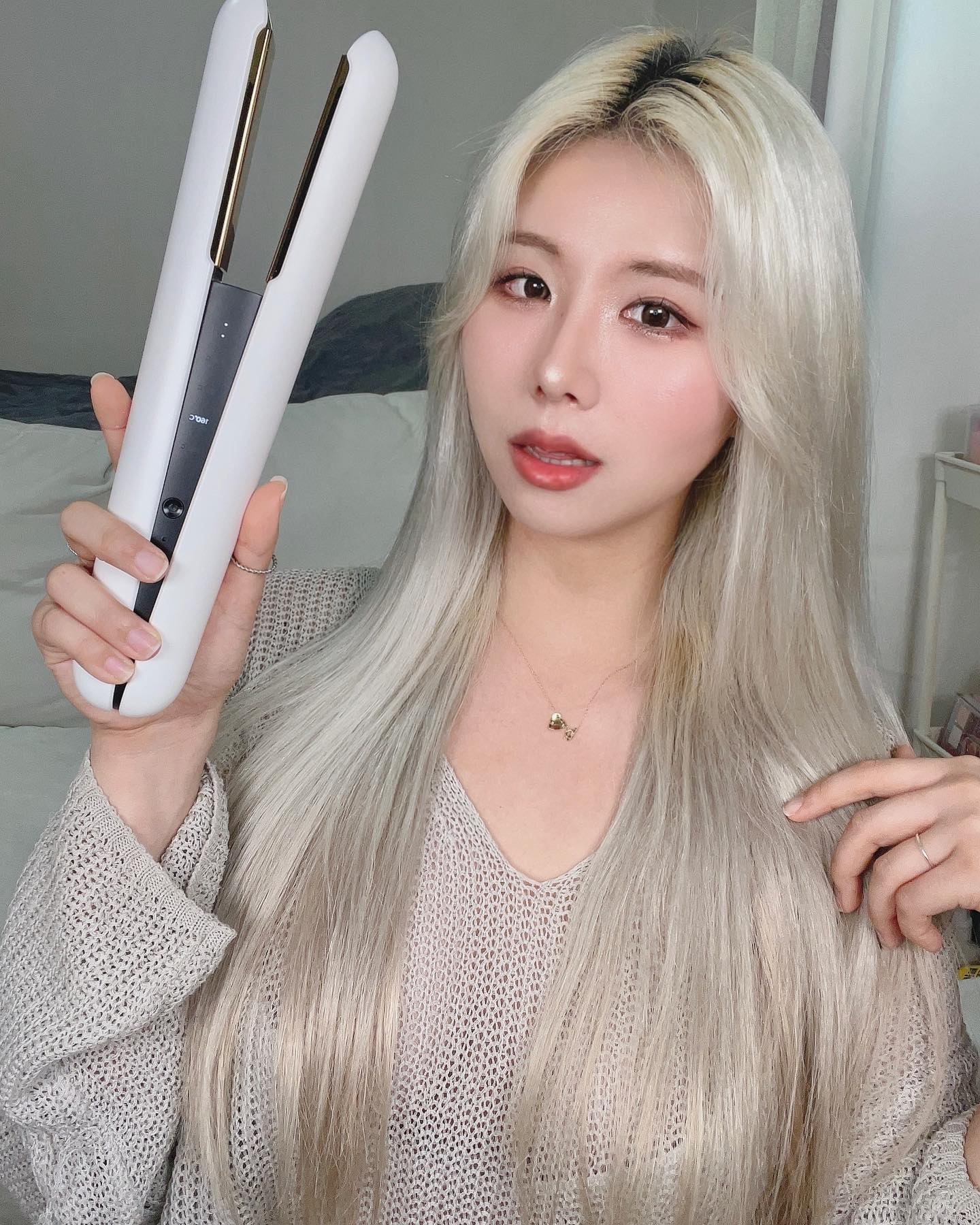 #광고 aesty_official 

인테리어 오브제로도 고급스러운 느낌의 무선 고데기🤍

듀얼히터로 14초만에 빠르게 예열이 되서 바쁜 일상에 딱이야 아쥬! 게다가 초정밀 열 제어 기술이 탑재되어 한번만 쓸어내려도 스타일링 완성✨

지금 에스티 자사몰(aesty.co.kr)에서 회원가입 후 무선 스트레이트너 단품 구매 시 "크래들" 증정 이벤트를 진행합니다.
<프로모션 기간 : 10/1~10/31>
회원가입 시 즉시 사용 가능한 웰컴 30,000P도 함께 받으실 수 있으니 프로모션 기회 놓치지 마세요!

#yes_aesty #AESTY #에스티 #셀프헤어 #셀프스타일링 #헤어스타일 #헤어스타일추천 #헤어스타일링 #여자헤어스타일 #여신머리 #무선고데기 #고데기추천 #곱슬 #곱슬머리 #곱슬머리스타일링 #인테리어 #셀프인테리어 #인테리어그램 #집꾸미기