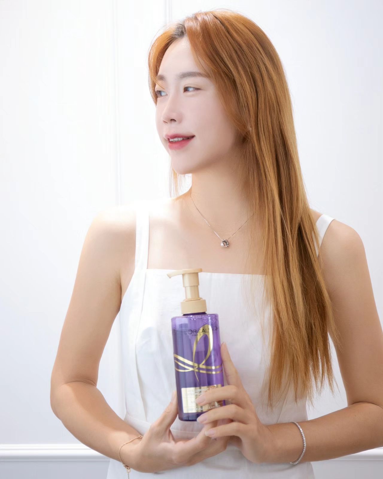 #유료광고 

#수분에진심 인 1인이라
얼굴피부 못지 않게 #두피스킨케어 도 신경 써주는 중✌🏻 

사실 머릿결에만 신경 쓰느라 
두피는 늘 건조하고 예민한데..
두피 역시 얼굴 피부 못지않게 연약하기 때문에 
평소에 두피케어를 잘 해주는 것이 중요하더라고요!
야외 테니스까지 하니까
샴푸할 때도 좀 더 꼼꼼하게 세정하고 싶은데
뭔가 씻으면 씻을수록 두피가 더 건조하고
자극받는 느낌이 들어서
#히알루론산 을 함유한 #로레알파리 #히알루론산두피샴푸 로
산뜻하고 촉촉한 #두피케어 해주는 중💜💜💜

저자극 거품으로 산뜻하게 클렌징하고
두피에 수분 충전까지 해주니 말모템👍🏻👍🏻
깨끗하고 보송해진 두피로 기분까지 산뜻해지는 느낌이에요

로레알파리 히알루론산 두피 샴푸는 
3월 올리브영 세일로 13,860원에 만나볼 수 있으니까요~
자극 없는 두피케어가 필요한 분들이나
사용 후에도 건조하지 않은 두피샴푸를 찾고 계신 분들이라면
꼭 사용해 보시길 추천👏🏻👏🏻
​

#샴푸추천 #두피샴푸 #샴푸 #올리브영 #올리브영샴푸 #올리브영세일 #올영세일 #올영세일추천 #올리브영추천템 #올영추천템