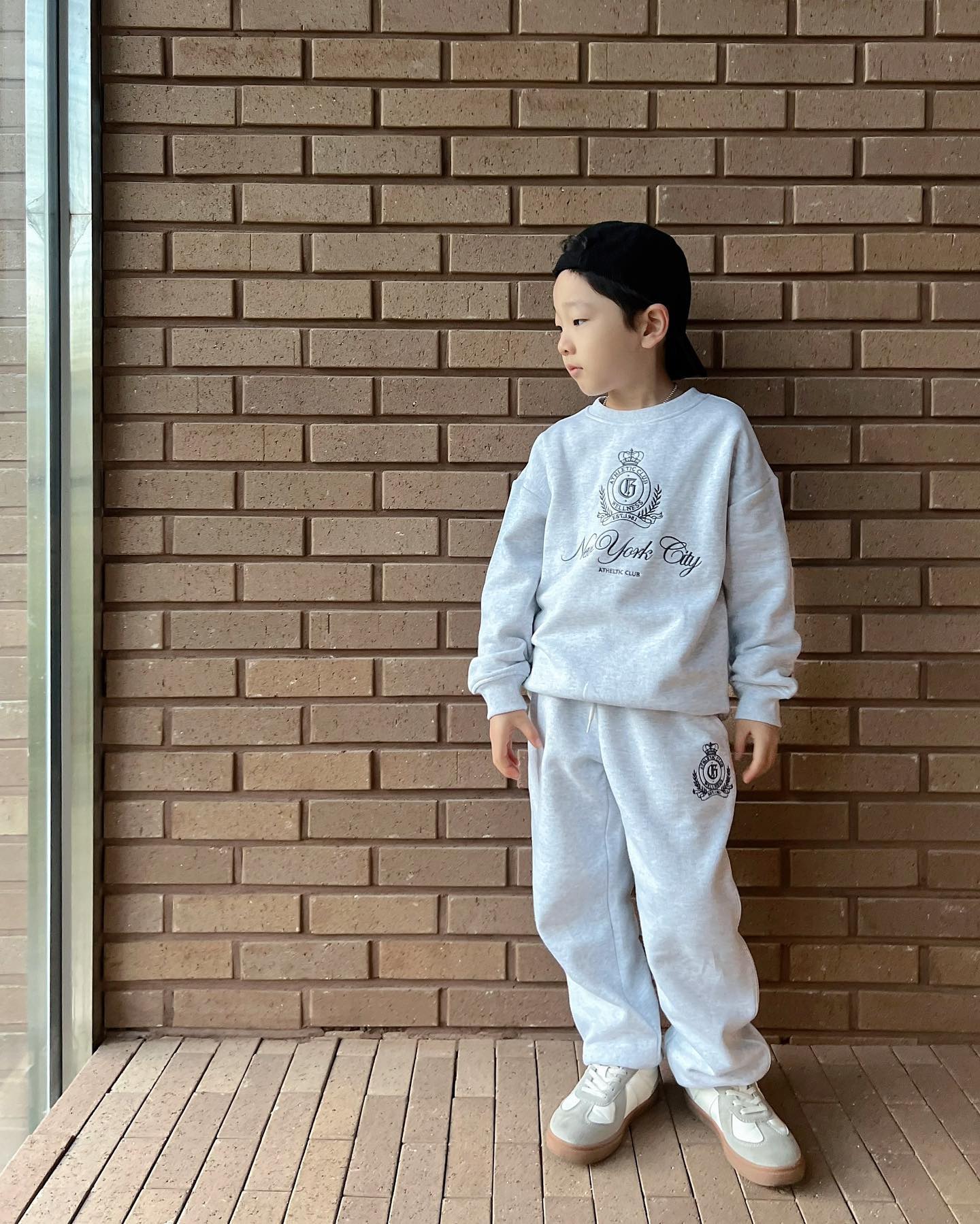 #광고 #지오다노주니어 
⠀
giordanojunior_kr
⠀
그포즈는 무어냐
겸동이😜
⠀
⠀
폭닥하고 고급스러운
지오다노 23년 컬렉션 셋업 -
자수로고가 포인트되어 너무 예쁘죠 🤍
⠀
두꺼운 자켓속에 입어주면
따땃하고 멋진 겨울 등교룩 완성 !
⠀
#지오다노주니어서포터즈_5기 
#지오다노 #giordanojunior 
#지오다노주니어서포터즈 #주니어패션
#주니어코디 #키즈코디 #아들룩
⠀
⠀