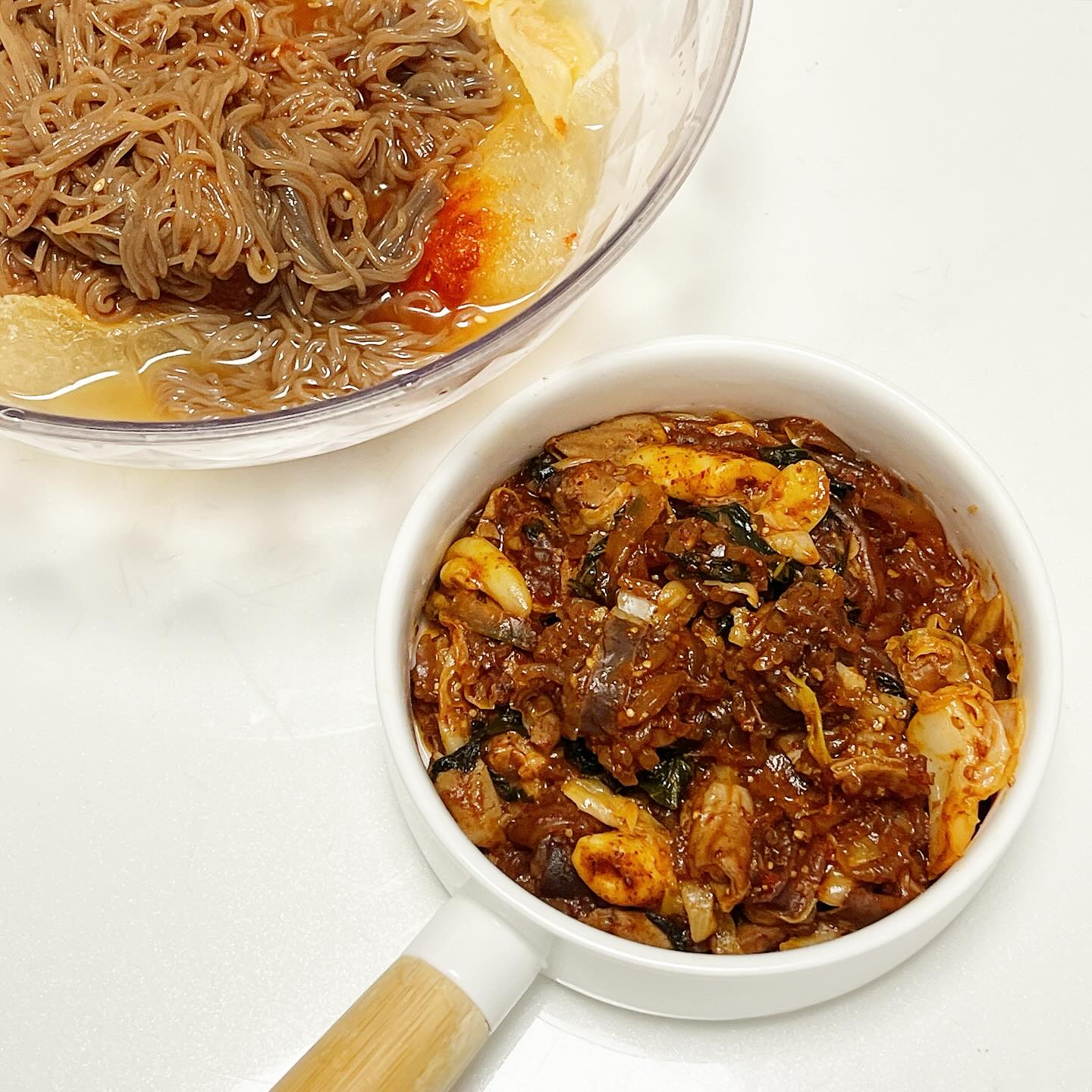 까치분식1992의 순대곱창과 칡냉면 냠얌. 

순대곱창은 저녁식사 밥과 함께 
먹어도 술안주메뉴로도 딱 좋아요. 🍻

순대곱창볶음과 곁들이기 좋은 칡냉면은 
쫄깃한 면발과 매콤한 특제소스가 JMT. 
살얼음 냉면 좋아해서 육수를 얼렸더니
육수의 깊은 맛과 시원함이 두배 ✌🏻

요알못 요린이인 저도 5분 순삭조리했어요. 

✅ 타사와 다른 중량, 가성비 
✅ 깔끔한 배송

#까치분식1992#까치분식#까치순대곱창볶음#순대곱창#순대곱창맛집#의왕맛집#순대#곱창#냉면#냉면맛집#의왕맛집#물냉면#비빔냉면#밀키트#밀키트추천#술안주#술안주추천#야식#야식추천#간편식#먹스타그램#맵스타그램#캠핑밀키트#간편밀키트 #내마음더해주기 #012_bling #비끝진짜겨울시작