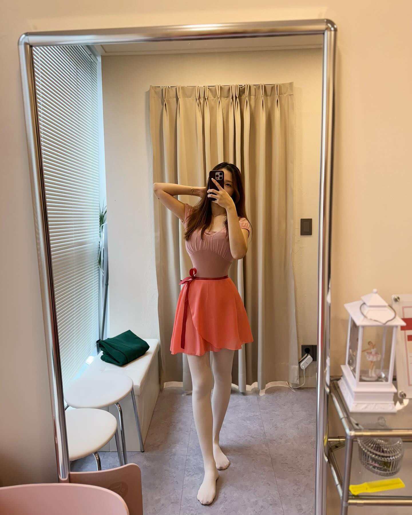 #협찬

주말에 다들 뭐하시나요오?
전 눈뜨자마자 인생 첫 발레하러 오늘발레스튜디오 다녀왔오요🩷

첨으루 발레복도 입구 발레슈즈도 신고 살짝 부끄러웠지만
모두 성인여성분들만 있어서 다행😅
글구 수업에 집중하다보니 자세를 잘 잡은건지 제대로 하는건지만 생각하게되서 부끄러운게 뭐야? 싶더라구요ㅎㅎㅎ

완전 초보라 기초부터 하나하나 배우는데 땀이... 왜케 나던지
땀 잘 안나는편인데 한동작하고 나면 땀이 주루룩😅😅😅
덕분에 지금 궁둥이가 너무 아파요🥹

사실 저희 아빠가 한국무용 전공을 하셔서 배울 기회가 많았었는데 어릴땐 다른거 배우느라 바빳거든요? 오늘 수업 받아보니 어릴때부터 배웠으면 키도 더 크고.... 몸 라인도 더 이뻐지지 않았을까 싶네요???😅 뭐 지금도 늦지 않았다싶어서 틈틈히 해보려고 다음주 수업도 예약을 하고 왔답니당☺️

스케줄이 초보부터 심화반까지 일주일내내 오전부터 저녁까지 다양하게 있으니 우아한? 음악에 발레 배우면서 땀빼고 이쁜몸 만드실분들은 🩷오늘발레스튜디오에서 체험수업해보시구 상담 받아보세요🙏🏻

카카오채널 : http://pf.kakao.com/_xnxjAHxj
블로그 : https://m.blog.naver.com/oneul_ballet

#강남발레 #신논현발레 #강남성인발레 #신논현성인발레 #서초발레 #발레스튜디오 #서울발레 #성인발레 #오늘발레스튜디오 #발레하는여자 #초보발레 #발레기초반 #운동하는여자 #오운완 #ballet #balletclass #ballerina #balletstudio