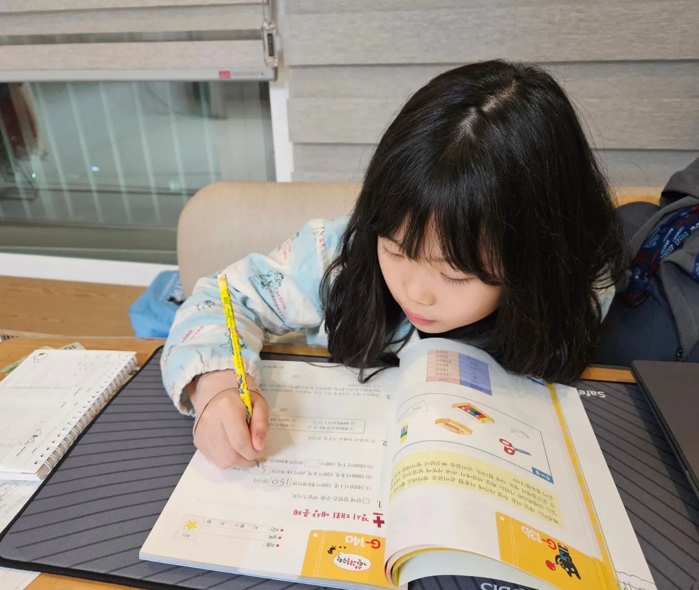 #협찬
초등학교 3학년 수학.
기탄 사고력수학으로 함께 하고 있어요.
매일 하다 보니 아이 실력도 늘어요.
2학년 때 부터 해오던게 있어 그런지 이제는 경시대회 문제도 잘 풀더라고요.
단계별로 A부터J까지 있기 때문에 아이 수준에 맞는 단계로 선택하면 된답니다. 반복되는 문제와 다양한 사고 단계를 거쳐 문제 해결력을 높여주며 개념과 원리를 이해하게 도와주는 수학 문제집이라 너무 만족스러워요.

▶ 새학기 새출발 준비!
설렘의 시작을 기탄과 함께 하세요.
https://www.gitan.co.kr/Goods/Planning?id=15965

gitan_official_

#기탄#기탄학습지#빵가게#초등학습지#기탄수학#기탄사고력수학#초등수학#포등수학학습지#기초학습#완벽준비#설렘시작