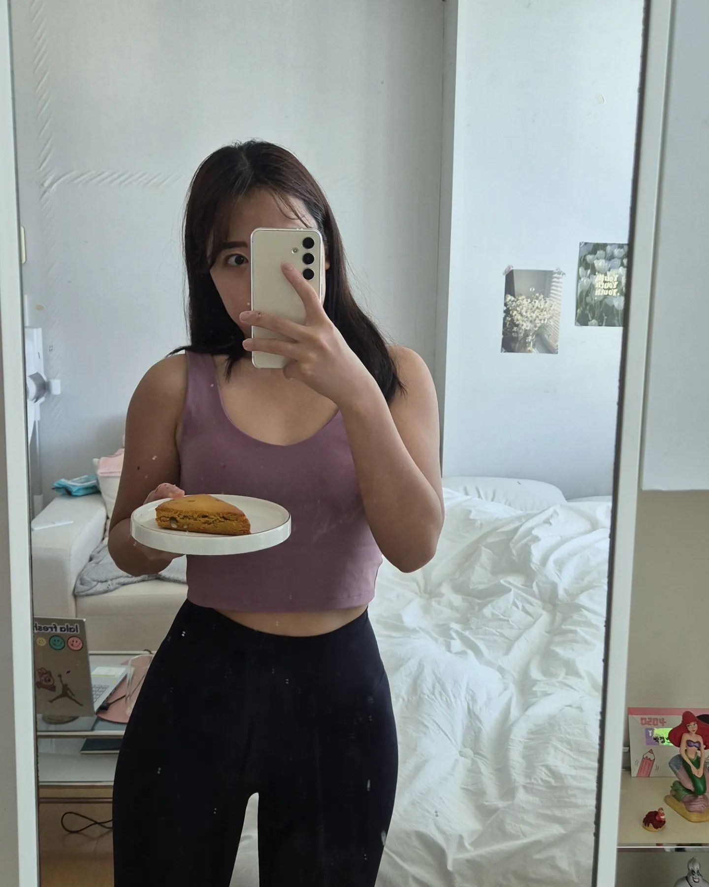 잼!하 🧡 #제품제공 teinbake 

재출시 요청 폭주했다는 다시 돌아온 flavor 🤭
• 단호박스콘
• 쑥스콘
• 얼그레이스콘 

 요칭구들 건강공장 시절때부터 제가 좋아하던 아이들이었는데 다시 재출시라니 근데 15퍼 할인이라니 💖 

저어는 톡톡 씹히는 식감인 단호박스콘이 원픽이었다눈 🎃 근데 할미입맛 저격 쑥스콘과 향긋한 얼그레이까지 못참는다는 ✨️

〰️〰️〰️〰️〰️〰️
잼 오늘 죽다 살아남 아니 아직 죽음 
감기몸살인지 일어났는데 열파티 🤒 로 회식 저리 가고.. 

오늘 나 한거라곤 06시에 잠 
17시 인남 
잠깐 일함 (약 20분간 타부서분과 통화) 
또잠 23시 기상 

로 먹은거라곤 비타민과 타이레놀과 허쉬프레첼3개 ..
혼자 자취방에서 아픈거 서럽다 아우우우 🥲

#틴베이크 #프로틴스콘 #단백질스콘 #플틴스콘 #다이어트간식