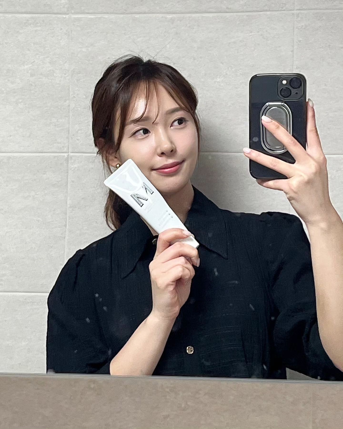 #협찬
치약 유목민들 주목! 잇몸염증 때문에 고생한 경험 다들 있으시죠? 치아를 유지해주는 잇몸을 건강하게 관리해야 하는데요~ 잇몸은 치아의 뿌리를 지탱해주기 때문에 평소 케어가 중요해요! 이때 치약만 잘 선택해줘도 건강한 잇몸을 만들 수 있어요😊 그래서 소개해드리는 제품이 몬럭시 핑크 치약입니다💕 천연추출물을 사용해서 믿고 사용할 수 있고, 로즈 민트향이 양치 후에도 입안을 개운하고 상쾌하게 유지해줘요👍 치약 하나로 건강한 잇몸 관리해보세용 :)

munlese.official
#협찬 #MUNLESE #munlese #몬럭시 #몬럭시핑크치약 #MUNLESEPINKTOOTHPASTE #치태제거 #치석제거 #구취제거 #잇몸케어

홈페이지:https://munlese.imweb.me/
인스타:munlese.official