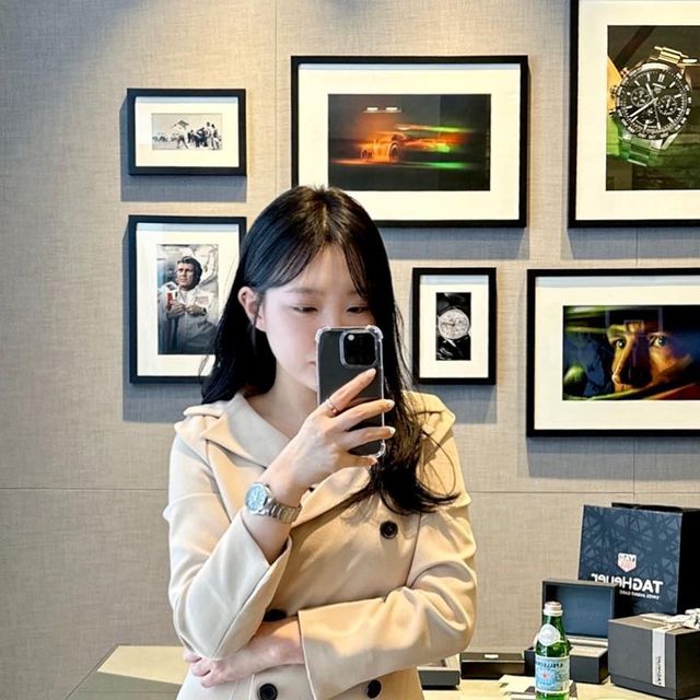 J | Belle Époque on Instagram: "#광고 @tagheuer
현본 갔다가 워치페어 다녀왔어요
태그호이어 신상이랑 베스트 제품 보고옴
몰랐는데 .. 나 시계 욕심 있었네?

기존 대비 스펙과 디자인이 업그레이드 된 느낌!
원래 약간 남자 시계 이미지가 있었는데
여자거 예뻐서 커플 시계, 예물로 좋을것 같아요

타지점이나 브랜드 보다 조용하고, 퍼스널한 
분위기의 태그호이어 현대압구정본점
현본 2층에 있어 좀 더 프라이빗한 느낌🖤

매니저님이 친절하고, 추천도 잘 해주셔서
예물 시계 고민하는 분들은 꼭 들러야할 듯!

행사 기간 동안 금액 혜택도 있고, 프로모션 기간 내 구매시 
오타비아 여권지갑도 증정 한다고 하니까 행사때 들려보세요

#명품시계 #예물시계 #시계추천 #시계스타그램
#남자시계 #태그호이어 #압구정현대백화점"