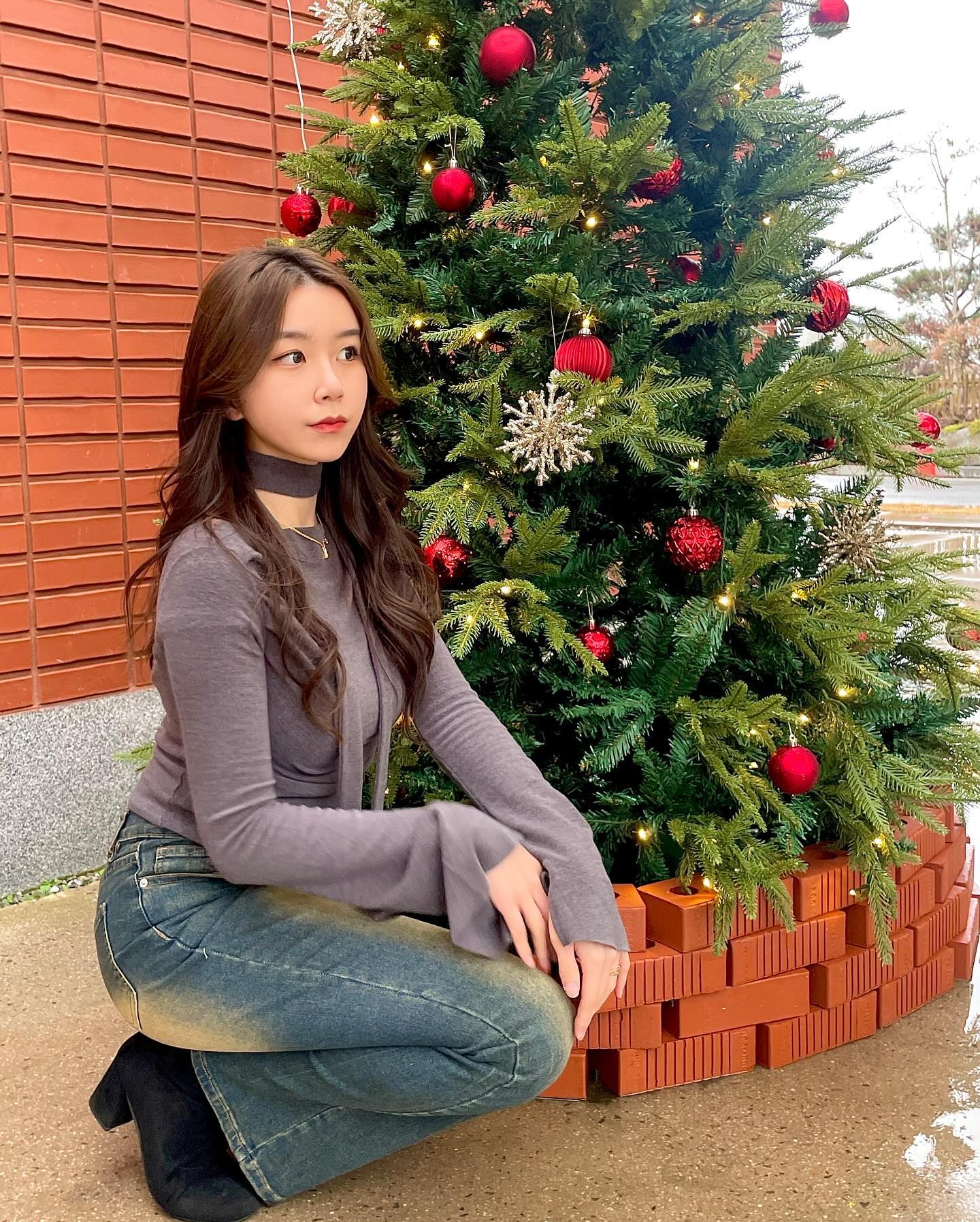 크리스마수 트리 뒷북 🎄
담양 카페가 이렇게 예쁜지 나 처음 알았자나,, 
담양가면 여긴 진짜 절대 또 갈거임,,🫶🏻
.
.
.
.
.
.
.
.
#서울 #데이트코디 #ソウル #韓国 #강남 #겨울데이트 #가을 #프룩커피 #카페탐방 #00년생 #팔로우 #담양카페추천#맞팔 #담양가볼만한곳 #소통 #가을패션 #담양카페 #전주 #일상 #데이트코스추천 #데일리룩 #패션 #군산 #전북 #금요팅