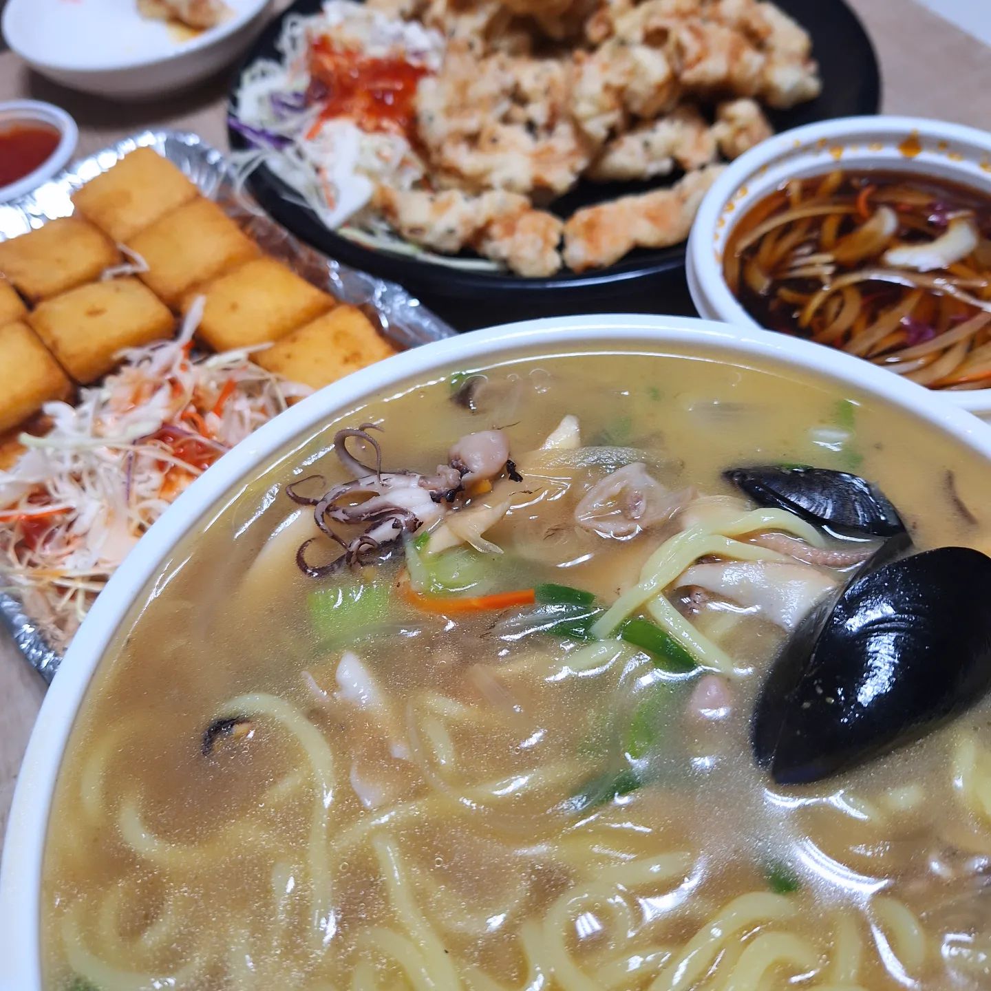 #오늘아님

사진첩보다보니 있길래 ㅋ
울동네 새로생긴 #월하객잔
요즘 매우 애정하는 집임 🤣

짜장면은 안팔지만
늘 #백짬뽕 에다 #면사리 추가해서
짬뽕처럼 먹는다 
직접만드시는것같은 #멘보샤 도 넘 맛나고
#탕수육 도 튀김이 그집만의 특별함이 있다

오빠가 술한잔하고싶다할때
술안주겸 식사겸 시켜먹는 곳

또 먹고싶어지네 츄룹

#좋아요 #일상 #소통 #댓글  #데일리 #팔로우
#진천맛집