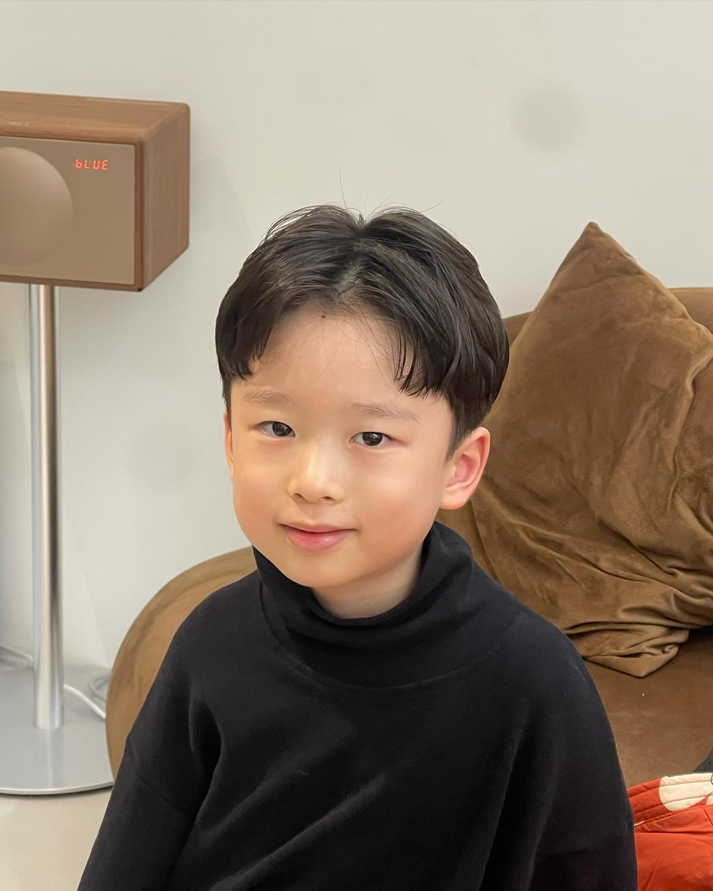 훈훈한 미소를 보내는 귀욤잉🙂
#가르마펌 #어린이파마
.

🅡ᴱˢᴱᴿᵛᴱ ᴼᴿᴰᴱᴿ ᴬᴰᴰ ᴰᴱˢᴵᴳᴺ〰️ ᴶᴼᵞ ᴴᴬᴵᴿ 
🪞로드제이헤어 🪞
1:1 상담 시술/ 우선 예약제
네이버 예약필수 ✨
모발상태 & 원하는 사진 상담 후 
고객님의 니즈에 맞게 헤어 스타일을 ᴮᴵˢᴾᴼᴷᴱ 해드립니당❣️
.

달서구 진천동 595-28번지 595b 3층 로드제이헤어
☎️010-7558-2494☎️ ෆ ꈍ ◡ ꈍෆ
1 : 1 시술 , 상담 ✨ 주차가능 🚘
ᴋᴀᴋᴀᴏᴛᴀʟᴋ : ᴛᴍxᴋǫᴜғ777 예약문의 카카오톡오픈채팅📌